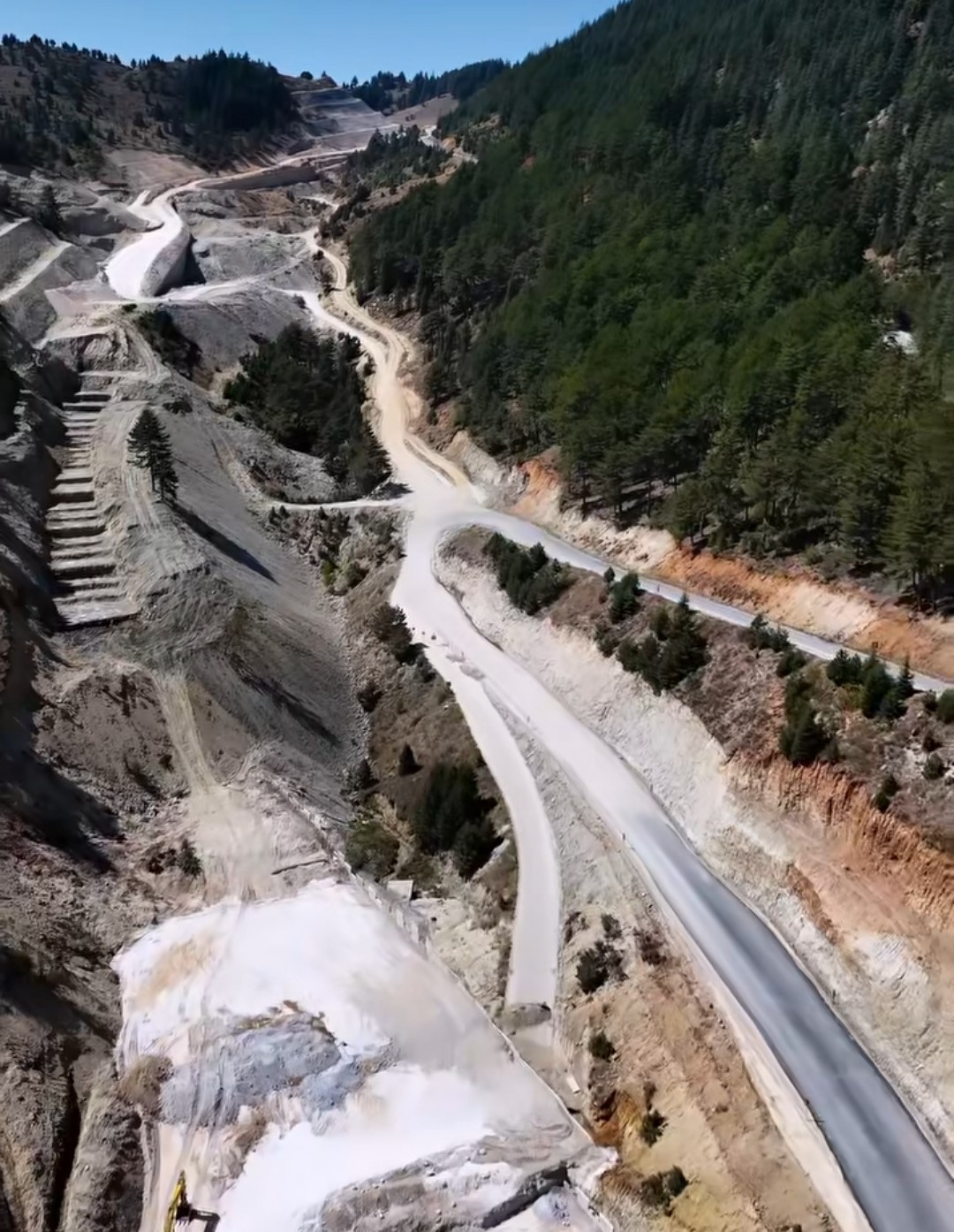 KAHRAMANMARAŞ’IN GÖKSUN İLÇESİNDE İŞ MAKİNESİNİN ÇARPTIĞI 18 YAŞINDAKİ EMRE İSPİR HAYATINI KAYBETTİ.