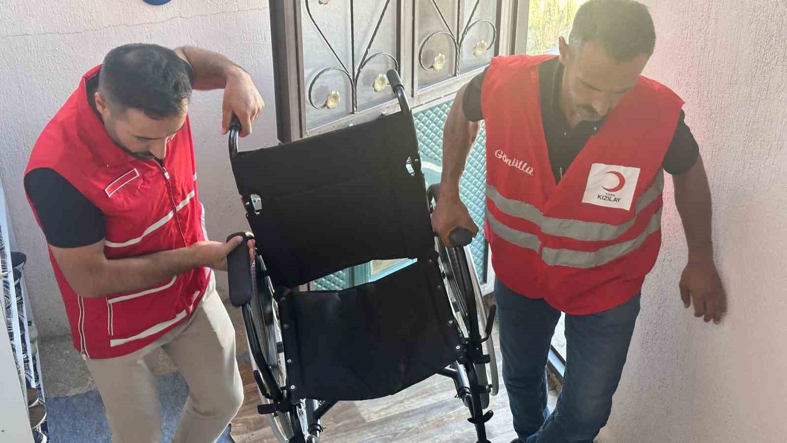TÜRK KIZILAY MURADİYE ŞUBESİ GÖNÜLLÜLERİ, İHTİYAÇ SAHİBİ AİLELERE YÖNELİK YARDIM ÇALIŞMALARINI SÜRDÜRÜYOR. GÖNÜLLÜLER, KÖY KÖY GEZEREK 2 BİN ÇOCUĞA GİYİM DESTEĞİ ULAŞTIRIRKEN, İHTİYAÇ SAHİBİ BİR VATANDAŞA DA TEKERLEKLİ SANDALYE TESLİM ETTİ.