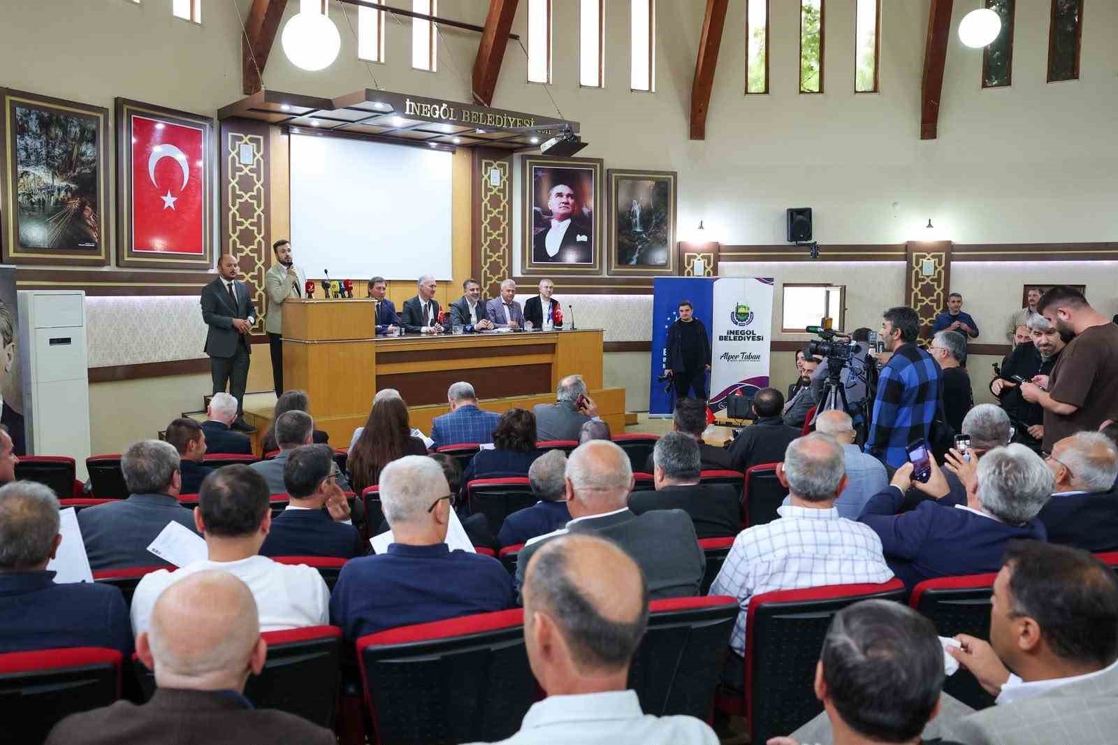 BURSA BÜYÜKŞEHİR BELEDİYE BAŞKAN VEKİLİ ŞAHİN BİBA, İNEGÖL İLÇESİNDE MUHTARLARLA BİR ARAYA GELDİĞİ TOPLANTIDA "MUHTARLARIMIZIN BULUŞABİLECEĞİ VE GÖRÜŞ ALIŞVERİŞİNDE BULUNABİLECEĞİ GÜZEL BİR MEKÂNI İLÇEMİZE KAZANDIRACAĞIZ" DEDİ.