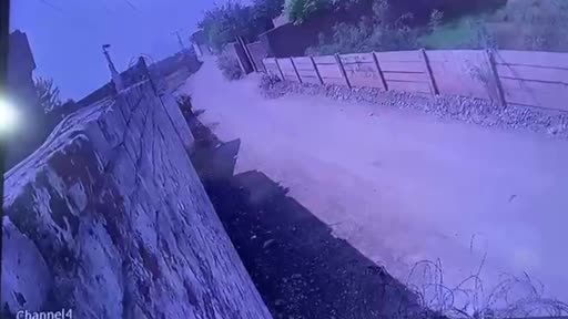 Pakistan'da polis merkezi yerleşkesindeki cami yakınlarında cuma namazı sırasında düzenlenen bombalı saldırı anına ait güvenlik kamerası görüntüleri ortaya çıktı. Saldırıdaki can kaybı 21’e yükseldi.
