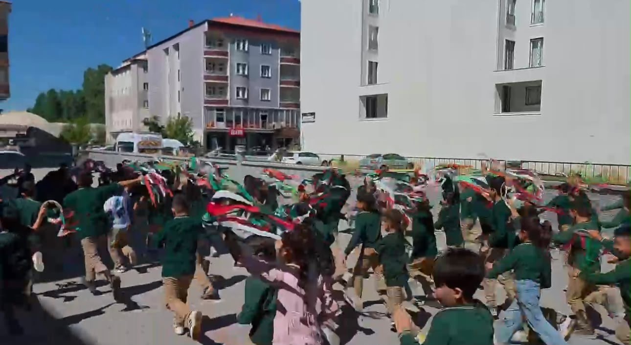 AĞRI'NIN PATNOS İLÇESİNDE, GAZZE'DE YAŞANANLARA DİKKAT ÇEKMEK VE ÇOCUKLARIN BARIŞ MESAJLARINI GÖKYÜZÜNE TAŞIMALARINI SAĞLAMAK AMACIYLA "UÇURTMALAR VURULMASIN, GÖKYÜZÜ ÇOCUKLARA KALSIN" ETKİNLİĞİ DÜZENLENDİ.