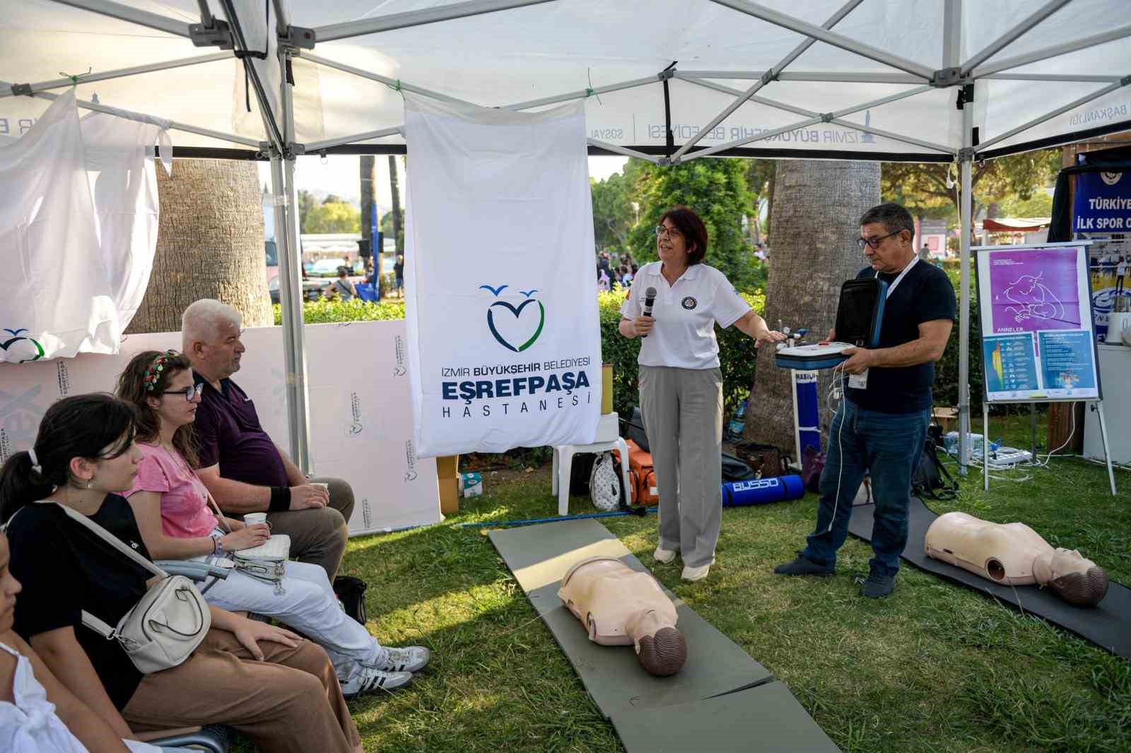 İZMİR BÜYÜKŞEHİR BELEDİYESİ, HASTANE DIŞINDA MEYDANA GELEN ANİ KALP DURMALARINDA ERKEN MÜDAHALEYİ MÜMKÜN KILMAK AMACIYLA OTOMATİK EKSTERNAL DEFİBRİLATÖR (OED) CİHAZLARINI KENTİN YOĞUN KULLANILAN NOKTALARINA YERLEŞTİRİYOR.