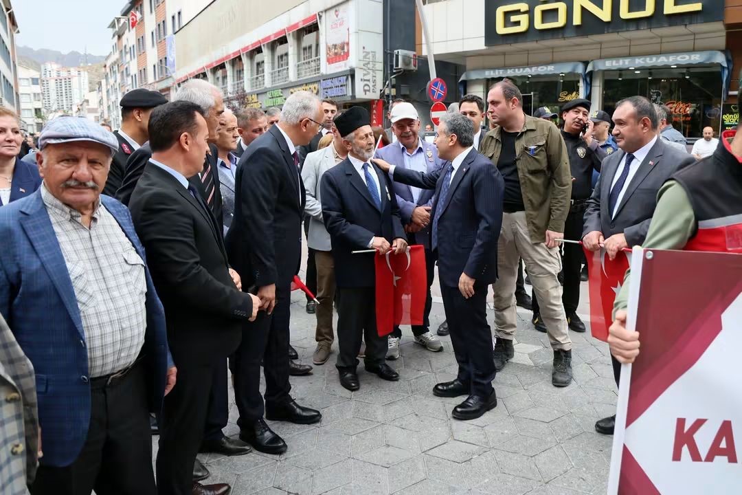 GÜMÜŞHANE’DE 19 EYLÜL GAZİLER GÜNÜ DOLAYISIYLA "KAHRAMANLARLA KARDEŞLİK YOLUNDA" TEMALI YÜRÜYÜŞ DÜZENLENİRKEN, PROGRAM KAPSAMINDA GAZİLER VE ŞEHİT YAKINLARI ZİYARET EDİLDİ.