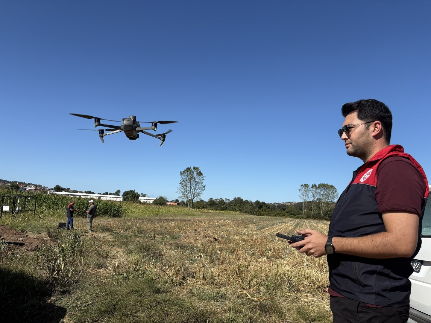 KOCAELİ’DE TARIMDA YAPAY ZEKA VE DRONE DÖNEMİ BAŞLADI. KANDIRA’DA PİLOT OLARAK UYGULANAN PROJEYLE TARLALAR HAVADAN TARANIRKEN, ÜRETİCİYE PARSEL BAZINDA DİJİTAL ÖNERİLER SUNULMASI VE GEREKSİZ İLAÇ-GÜBRE KULLANIMININ AZALTILMASI HEDEFLENİYOR.