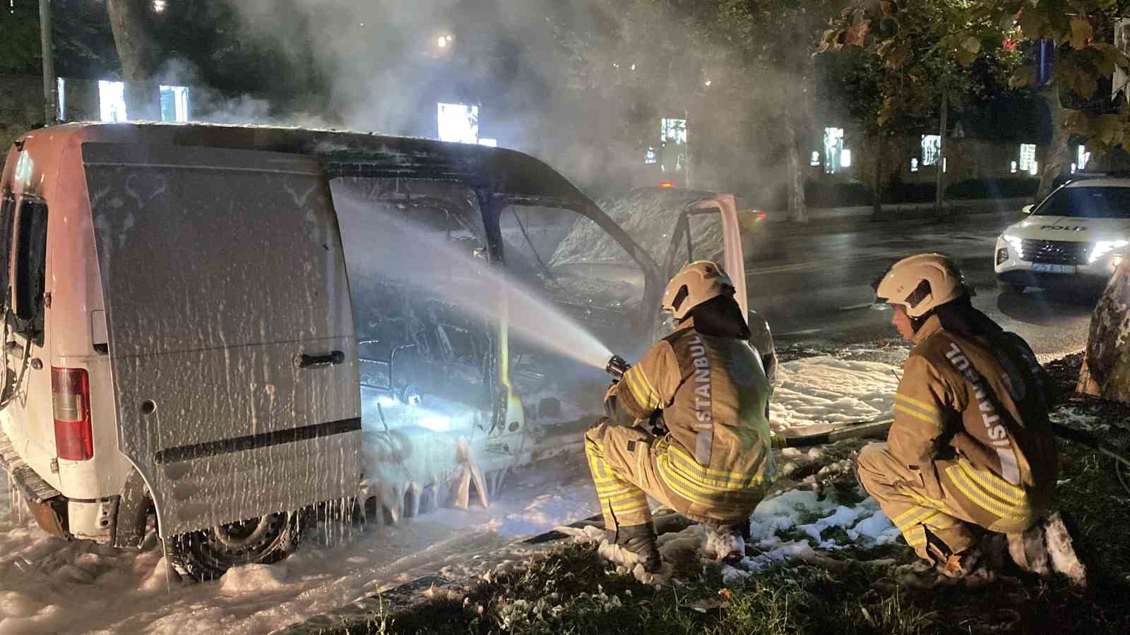 İSTANBUL BEŞİKTAŞ’TA DOLMABAHÇE SARAYI’NIN ÖNÜNDE HAFİF TİCARİ ARAÇ ALEVLERE TESLİM OLDU. YANAN ARAÇ KULLANILAMAZ HALE GELDİ.