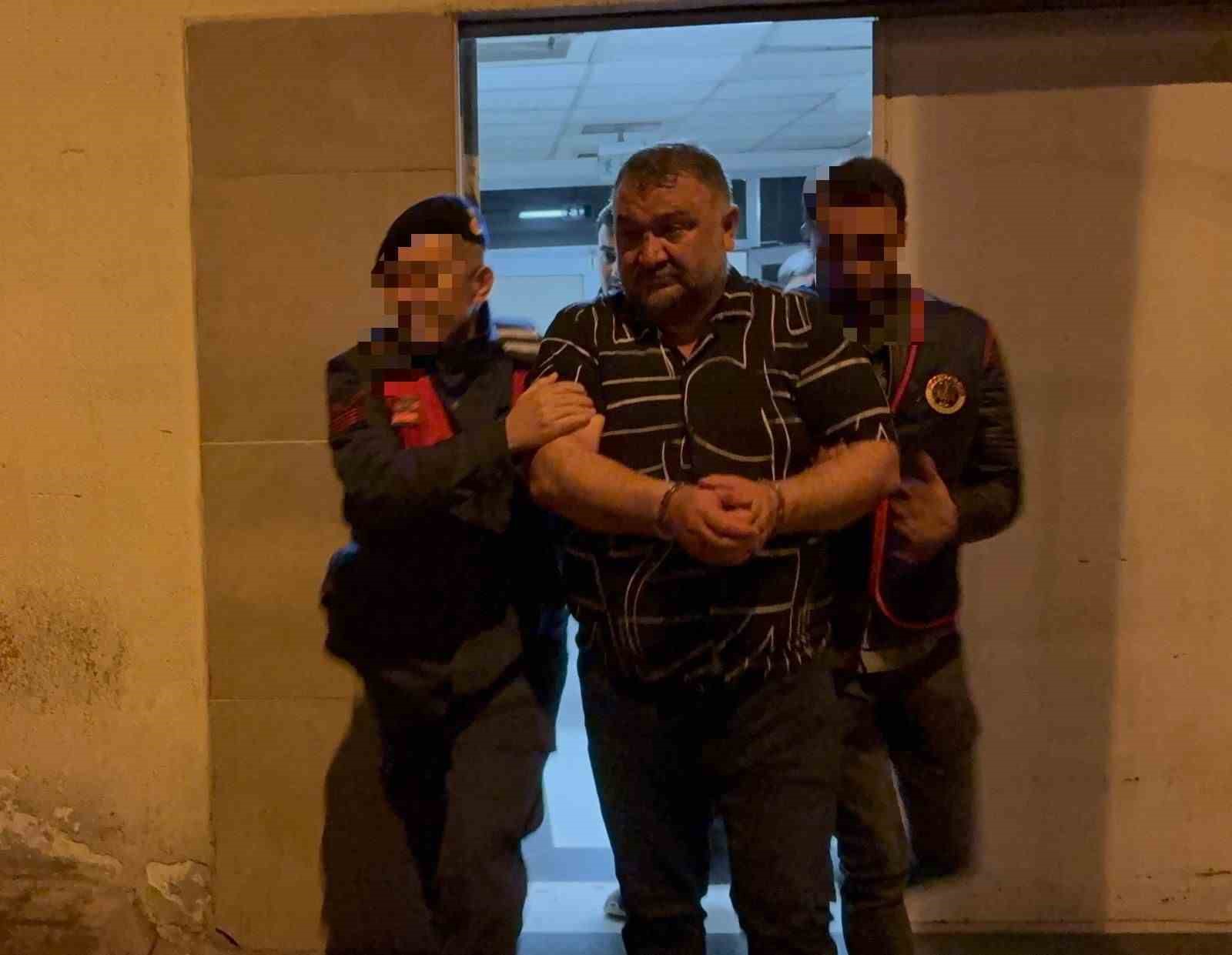 KAYSERİ’DE İŞ İNSANI MUSTAFA YERLİ’NİN ÖLDÜRÜLMESİYLE İLGİLİ GÖRÜLEN DAVADA TUTUKLU SANIK YENİDEN HAKİM KARŞISINA ÇIKTI. MAHKEMEDE SAVUNMA VEREN SANIK E.T., "SİLAHIMDA 12 MERMİ VARDI. KEŞKE MUSTAFA YERLİ BANA SİLAH ÇEKMESEYDİ DE BU OLAYLAR OLMASAYDI. ÇOK DA PİŞMANIM’ DEDİ.