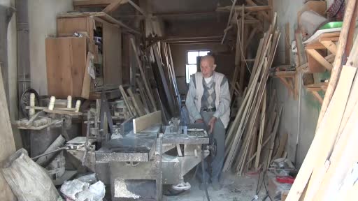 90 yaşındaki marangoz, ahşap işlemeleriyle tarihe meydan okuyor