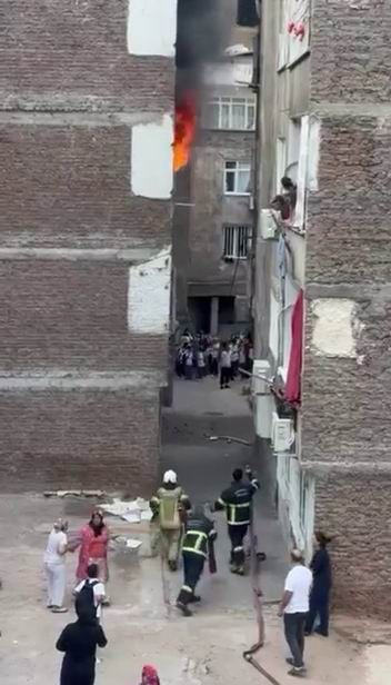 DİYARBAKIR’IN SUR İLÇESİNDE BİR EVDE ÇIKAN YANGIN PANİĞE NEDEN OLDU. OLAYDA ÖLEN YA DA YARALANAN OLMAZKEN, EVDE MADDİ HASAR MEYDANA GELDİ.