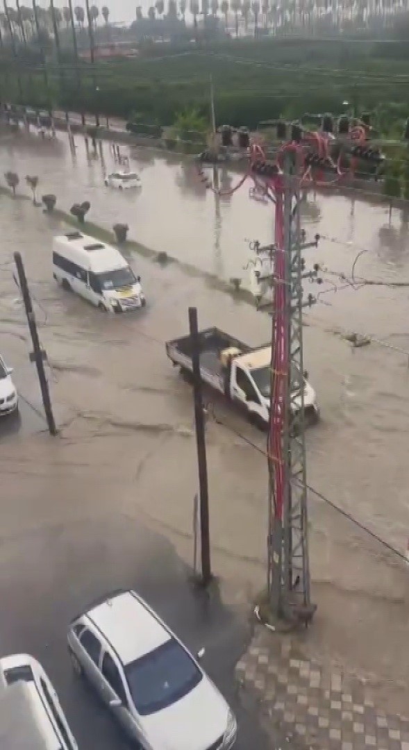 HATAY'DA ETKİLİ OLAN SAĞANAK YAĞIŞLA BİRLİKTE YOLLAR VE CADDELER GÖLE DÖNDÜ.