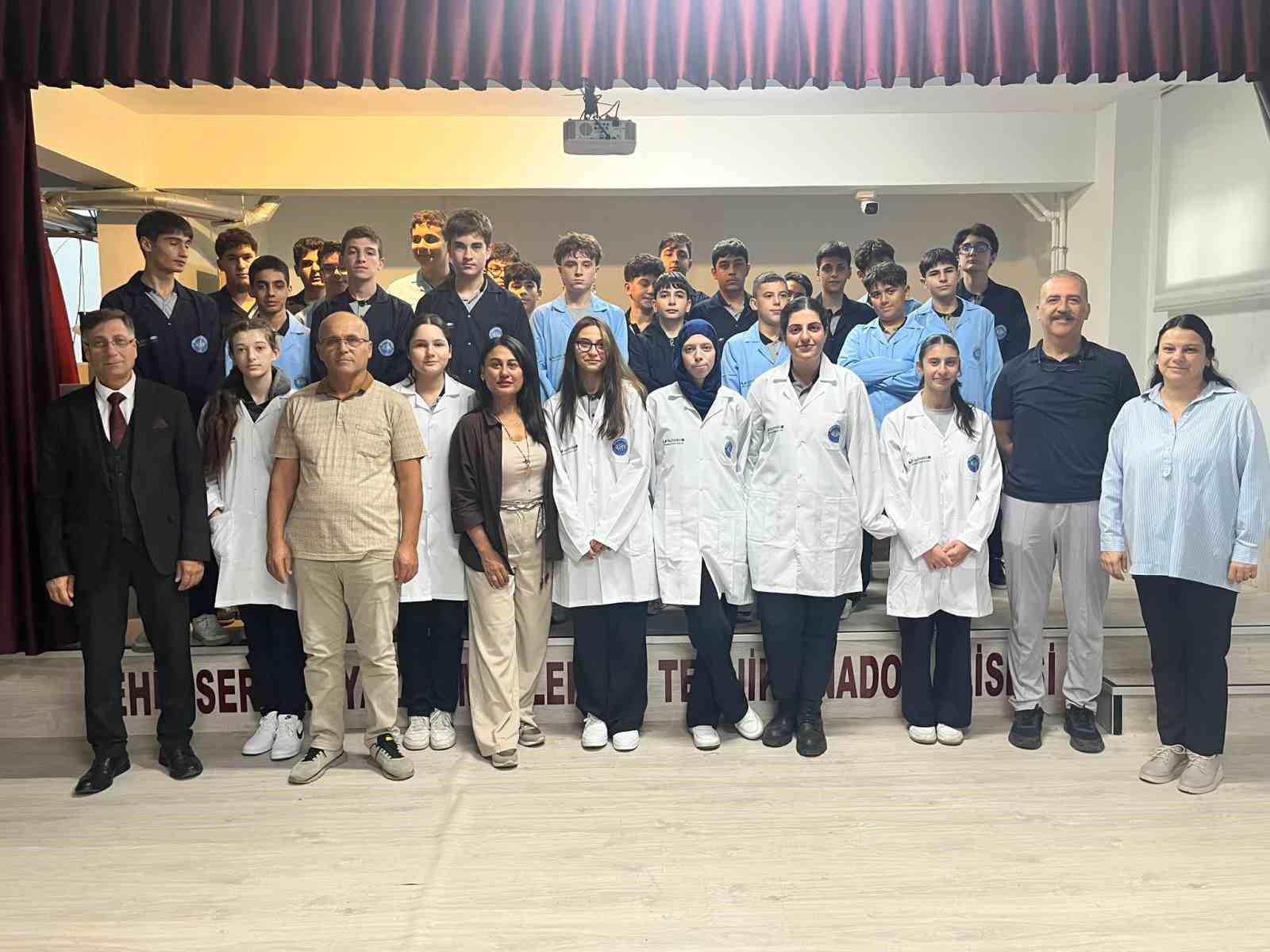 AHİLİK HAFTASI KAPSAMINDA ŞEHİT SERCAN YAZAR MESLEKİ VE TEKNİK ANADOLU LİSESİ’NDE 9. SINIF ÖĞRENCİLERİ İÇİN GELENEKSELLEŞEN ÖNLÜK GİYDİRME TÖRENİ BU YIL DA DÜZENLENDİ.