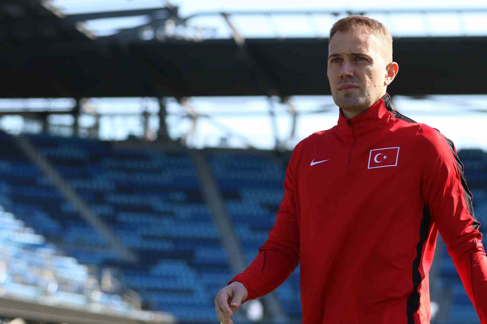 FENERBAHÇE'NİN DENEYİMLİ KALECİSİ MERT GÜNOK, MİLLİ TAKIM KARİYERİNİ NOKTALADIĞINI AÇIKLADI.