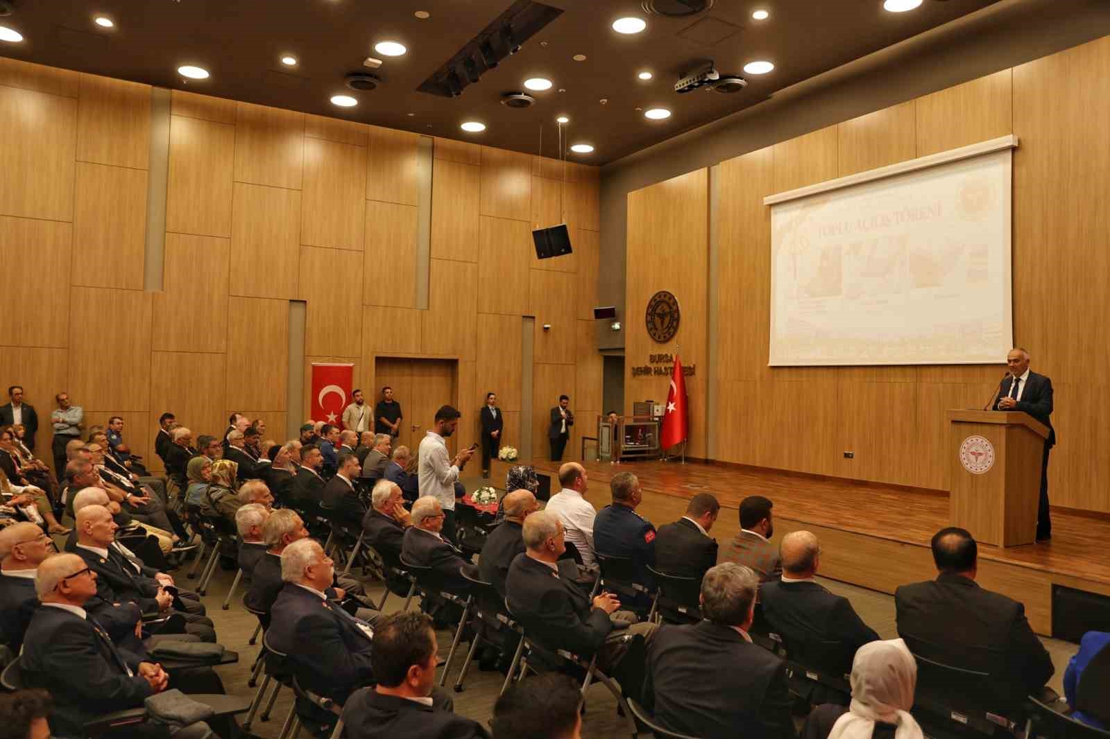 BURSA ŞEHİR HASTANESİ'NDE ÜÇ YENİ HİZMET DEVREYE GİRDİ. ŞEHİT YAKINLARI İLE GAZİLERE TEDAVİ ÖNCELİĞİ SAĞLANMASI AMACIYLA KURULAN İRTİBAT OFİSİ, İHTİYAÇ SAHİBİ HASTA VE HASTA YAKINLARININ TEMEL İHTİYAÇLARININ KARŞILANMASI HEDEFLENEN SOSYAL MARKET VE HEM ÇALIŞANLARIN HEM DE TEDAVİ GÖREN HASTALARIN YAR