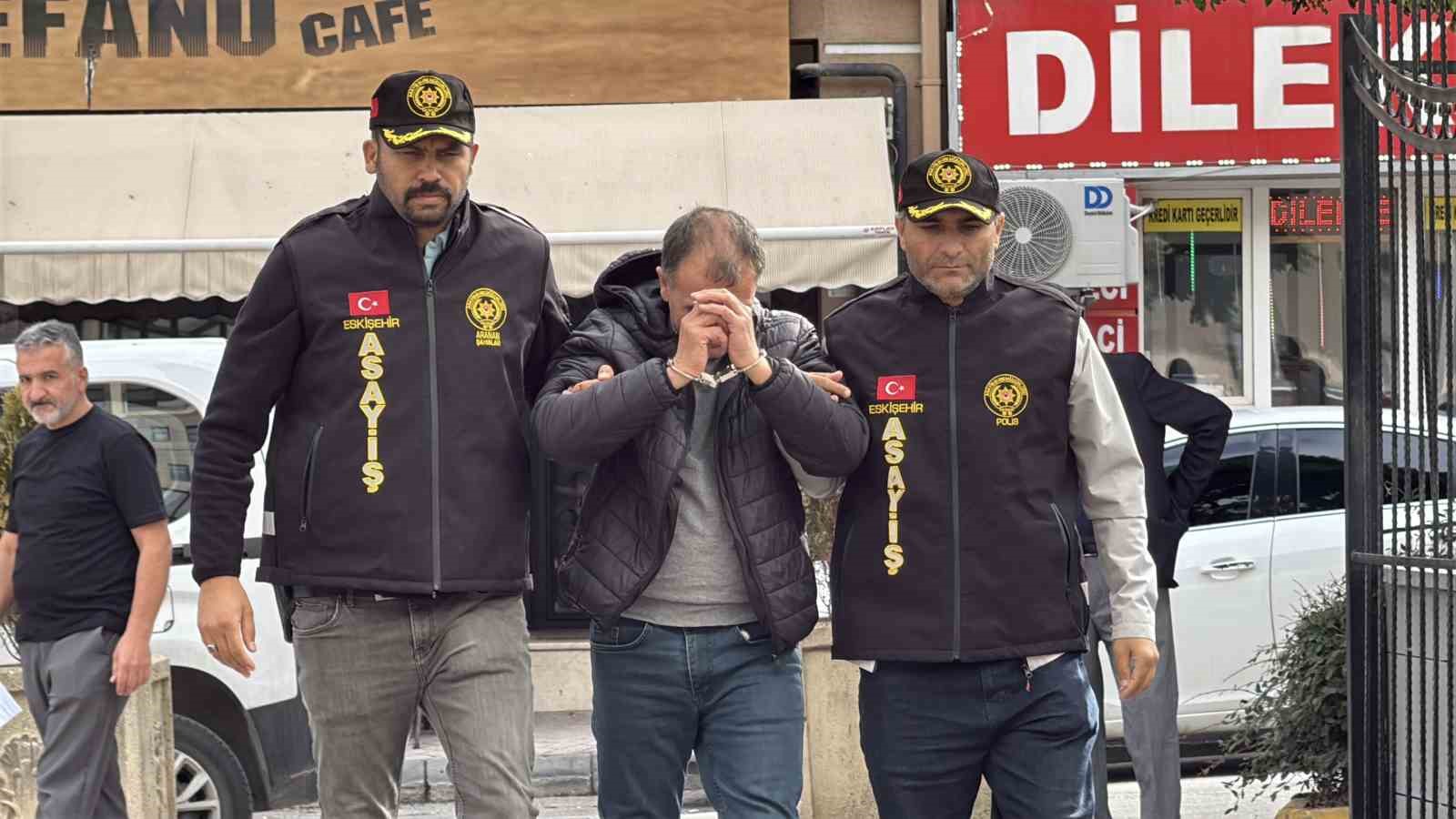 ESKİŞEHİR'DE, 2017 YILINDAN BU YANA CEZAEVİ FİRARİSİ OLARAK ARANAN VE HAKKINDA 25 YIL KESİNLEŞMİŞ HAPİS CEZASI BULUNAN YILDIRIM AYKUTLUĞ, İL EMNİYET MÜDÜRLÜĞÜ EKİPLERİNCE DÜZENLENEN OPERASYONLA YAKALANDI.