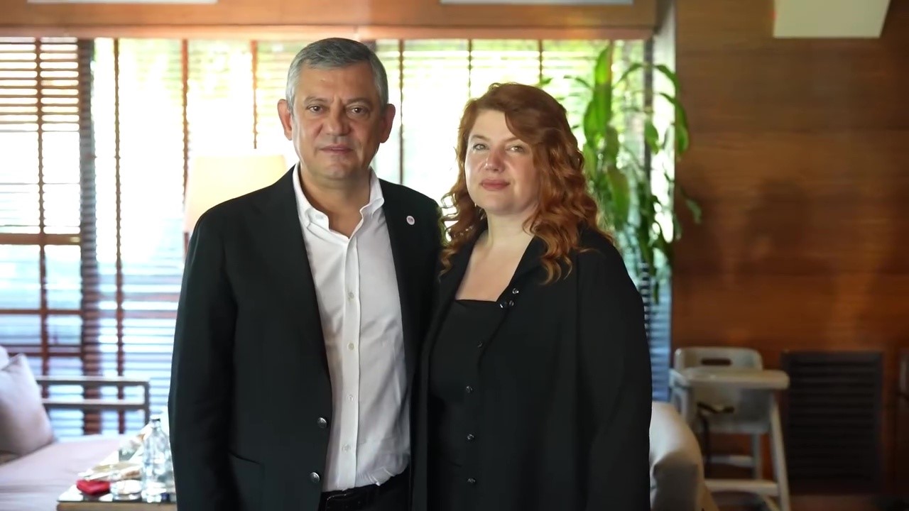 YENİ PARTİ GENEL BAŞKANI ÖZGÜR ÖZEL’İN BURSA PROGRAMINDA YAŞANAN BÖREK İKRAMIYLA İLGİLİ DİKKAT ÇEKEN BİR GELİŞME YAŞANDI. ÖNCEKİ GÜN YÜRÜYÜŞ SIRASINDA KENDİSİNE UZATILAN BÖREĞİ KABUL ETMEYEN ÖZEL, BUGÜN BÖREĞİ HAZIRLAYAN YENİ PARTİ KADIN KOLLARI ÜYESİ CANAN UZER İLE KAHVALTI SOFRASINDA BİR ARAYA GEL