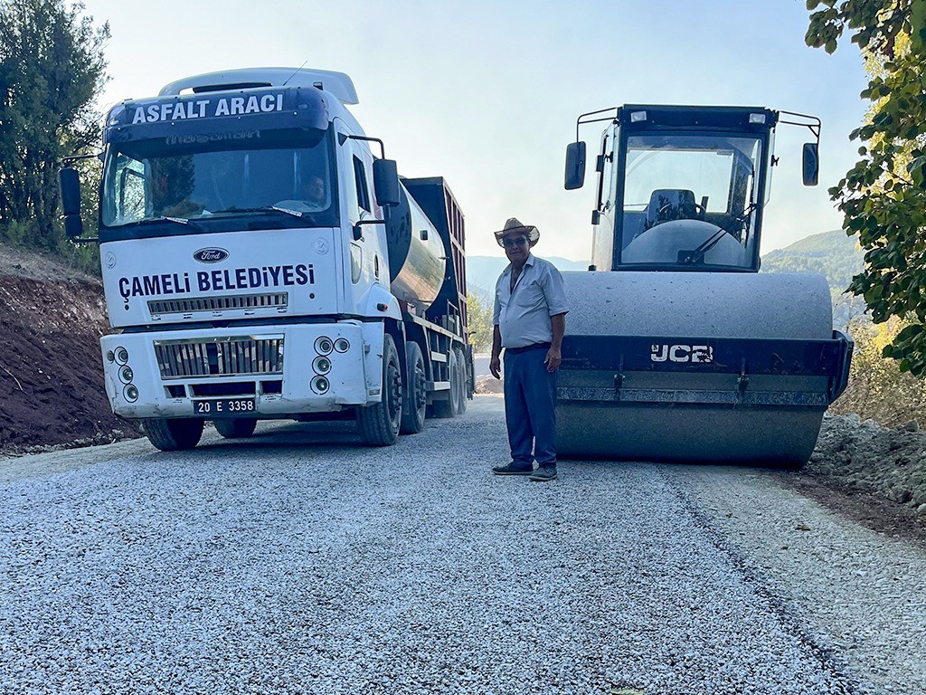 ÇAMELİ BELEDİYESİ, KENDİ İMKANLARIYLA SÜRDÜRDÜĞÜ YOL YAPIM VE ASFALTLAMA ÇALIŞMALARI KAPSAMINDA EMECİK MAHALLESİ’NDEKİ YOLLAR YENİLENDİ.
