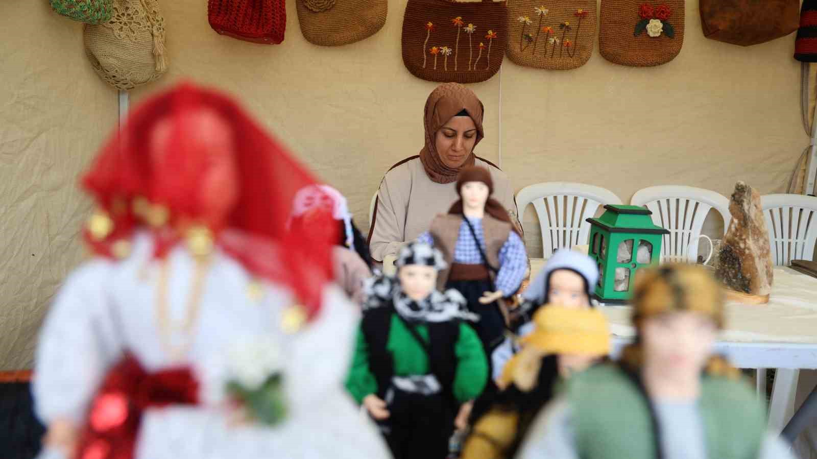 KIRŞEHİR’DE BU YIL 39’UNCUSU KUTLANAN AHİLİK HAFTASI ETKİNLİKLERİ KAPSAMINDA CACABEY MEYDANI’NDA AÇILAN STANTLAR, FARKLI YÖRELERDEN GELEN EL EMEĞİ ÜRÜNLERE EV SAHİPLİĞİ YAPIYOR.
