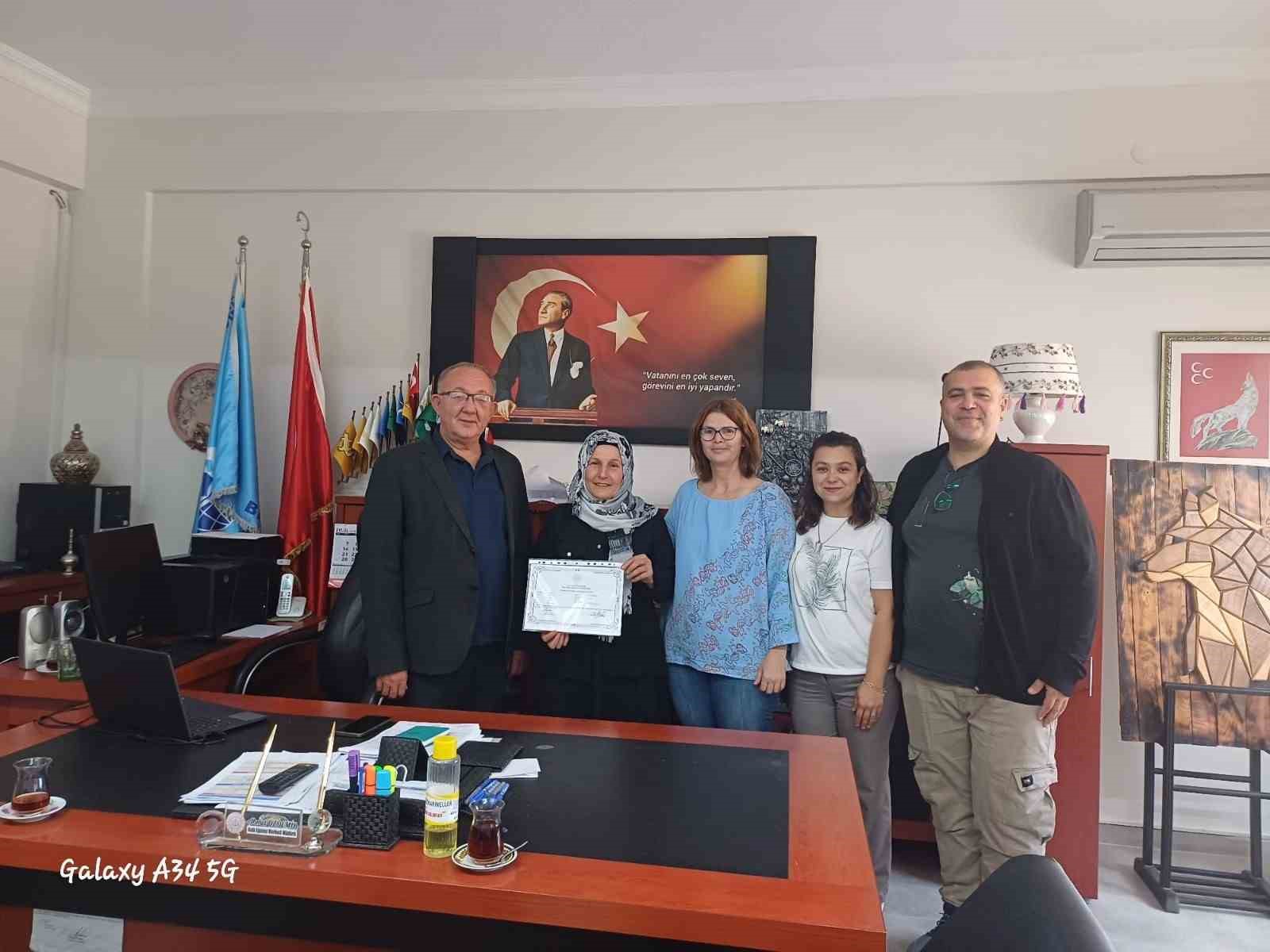 BANDIRMA’DA AZİM VE KARARLILIKLA GELEN BAŞARI 7 AYDA OKUMA YAZMA ÖĞRENDİ