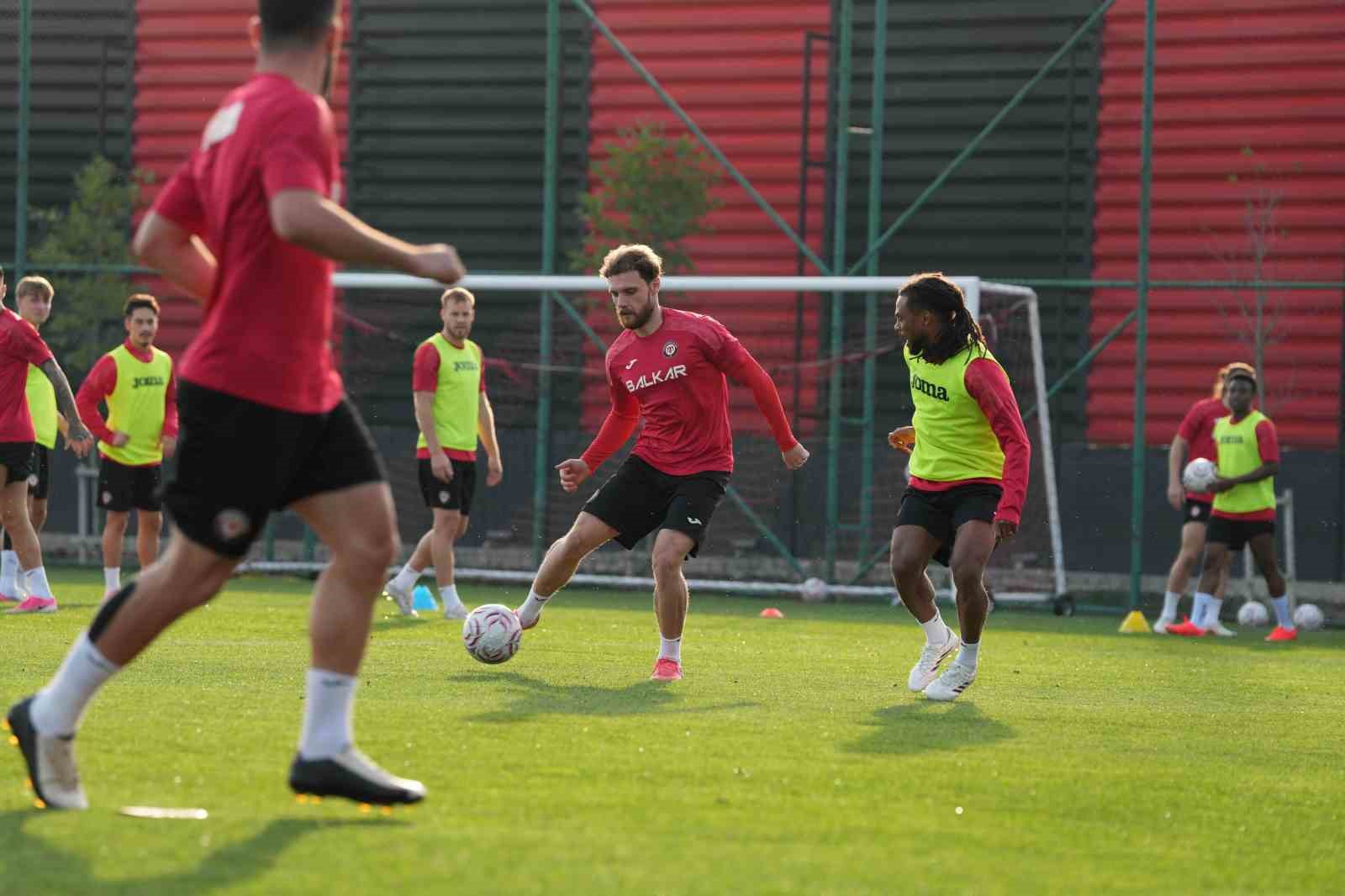 ÇORUM FK, TRENDYOL SÜPER LİG'İN 6. HAFTASINDA SAHASINDA ALANYASPOR İLE OYNAYACAĞI MAÇIN HAZIRLIKLARINA DEVAM ETTİ.
