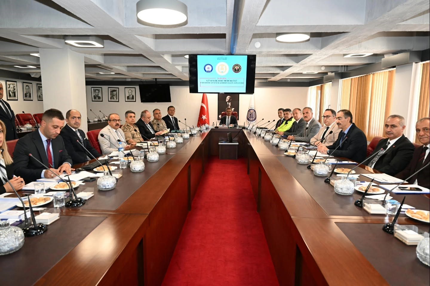 ERZURUM’DA, 2026-2027 EĞİTİM-ÖĞRETİM YILI ÖNCESİNDE ÜNİVERSİTELERDE ÖĞRENCİLERİN HUZUR VE GÜVENLİĞİNİN SAĞLANMASINA YÖNELİK ALINACAK TEDBİRLERİN MASAYA YATIRILDIĞI "ÜNİVERSİTE GÜVENLİK KOORDİNASYON TOPLANTISI" GERÇEKLEŞTİRİLDİ.