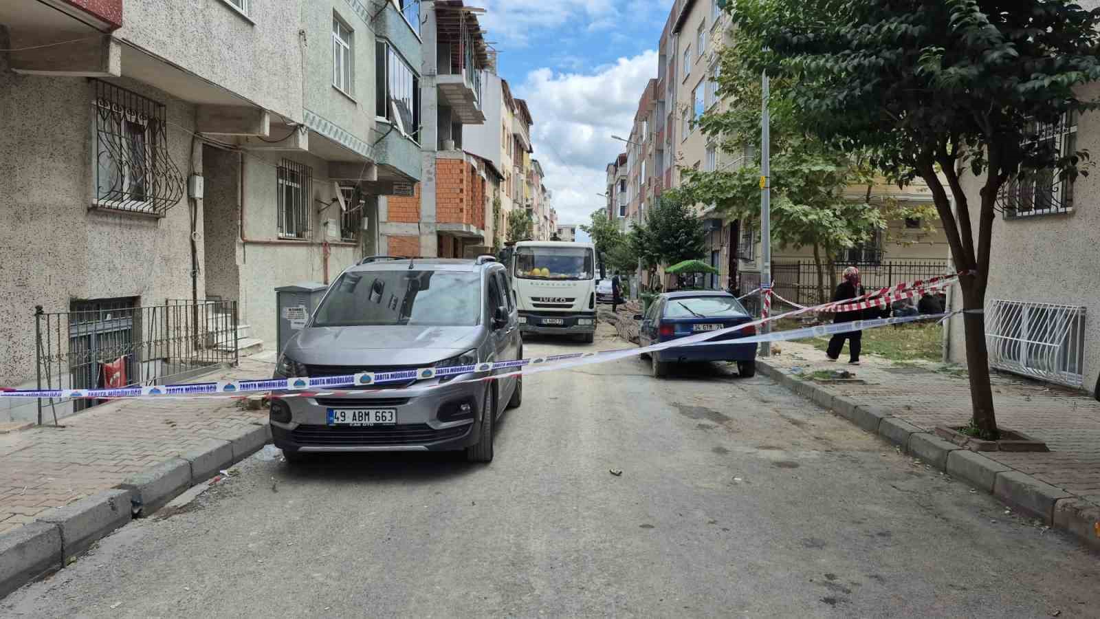 İSTANBUL'UN SULTANGAZİ İLÇESİNDE DUVARLARINDA ÇATLAMALARIN MEYDANA GELMESİ ÜZERİNE TAHLİYE EDİLEN İKİ BİNA HAVADAN GÖRÜNTÜLENDİ.