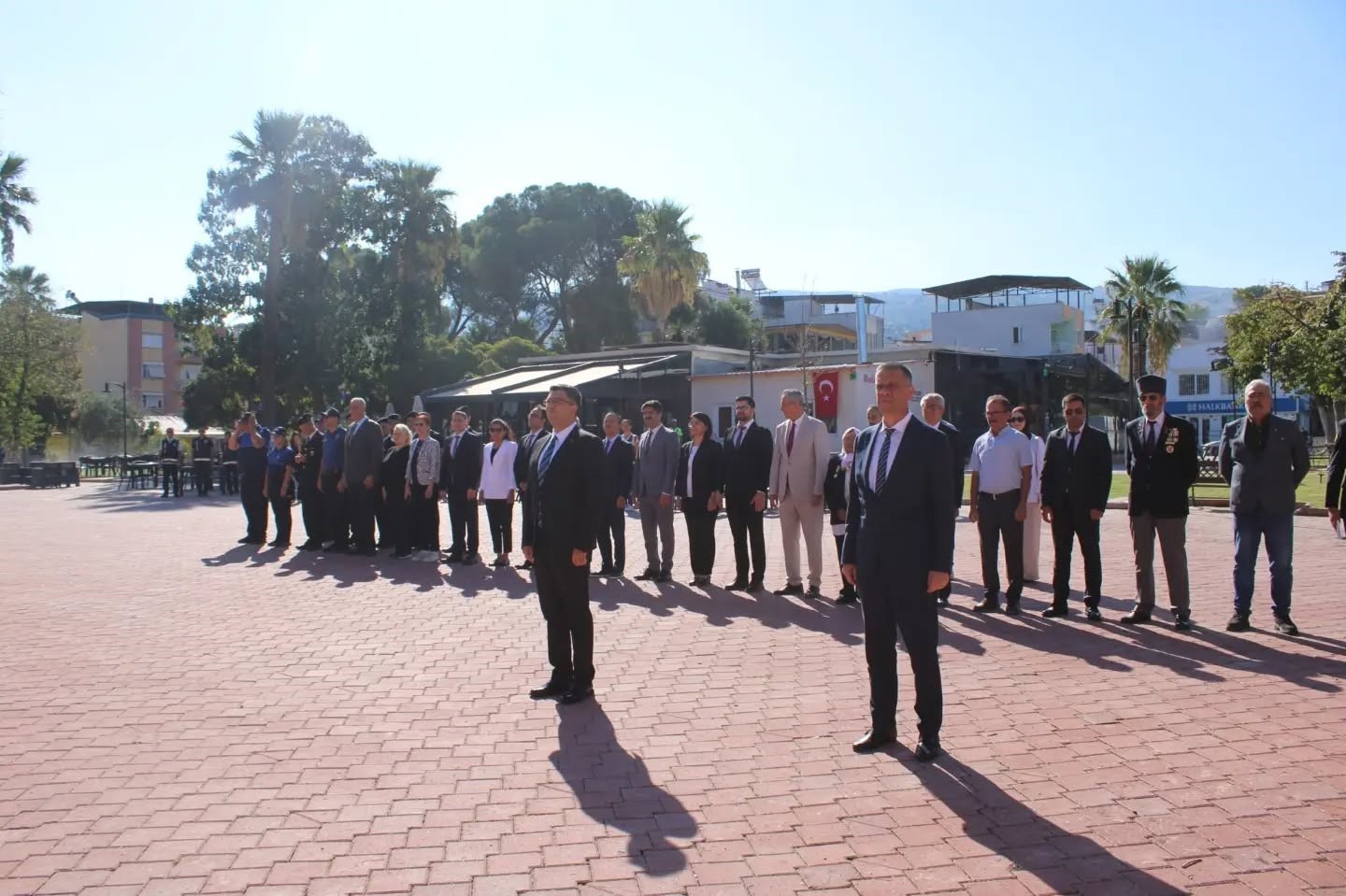 AYDIN’IN YENİPAZAR İLÇESİNDE 19 EYLÜL GAZİLER GÜNÜ DOLAYISIYLA TÖREN DÜZENLENİRKEN, İLÇE PROTOKOLÜ GAZİLER VE VATANDAŞLARLA BİR ARAYA GELDİ. PROGRAM KAPSAMINDA YENİPAZAR KAYMAKAMI MURAT KARATAŞ, İLÇEDE İKAMET EDEN GAZİ MİRZE TİMURTAŞ’I DA ZİYARET ETTİ.