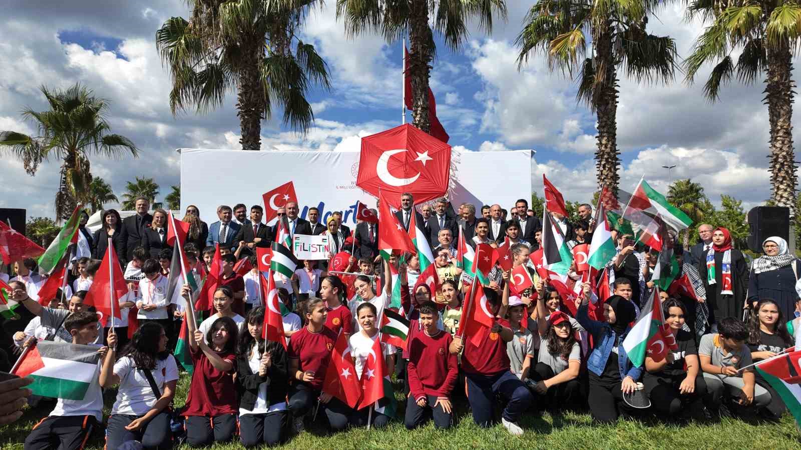 İSTANBUL İL MİLLİ EĞİTİM MÜDÜRLÜĞÜ HİMAYESİNDE DÜZENLENEN "UÇURTMALAR VURULMASIN, GÖKYÜZÜ ÇOCUKLARA KALSIN" ETKİNLİĞİNDE 800 ÖĞRENCİ VE ÖĞRETMEN İLE 35 FİLİSTİNLİ ÇOCUK MALTEPE SAHİLİ'NDE BİR ARAYA GELDİ.