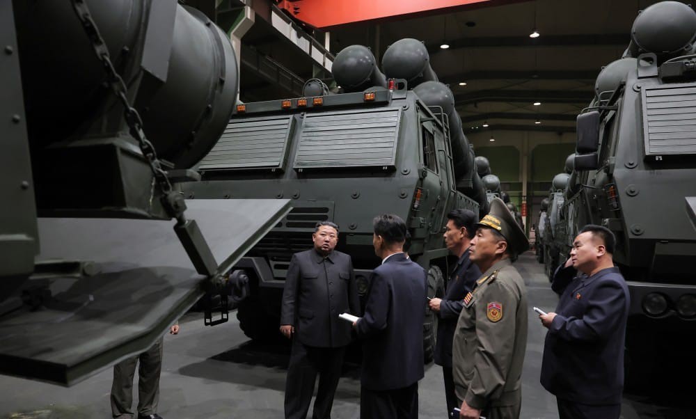 KUZEY KORE LİDERİ KİM JONG-UN TEK YÖNLÜ SALDIRI İHA’LARI, İNSANSIZ KEŞİF UÇAKLARI VE ÇOKLU ROKETATAR SİSTEMLERİNİN ÜRETİM SÜREÇLERİNİ DENETLEYEREK SİLAH SİSTEMLERİNİN YAPAY ZEKA ENTEGRASYONUNU GÜÇLENDİRME TALİMATI VERDİ.