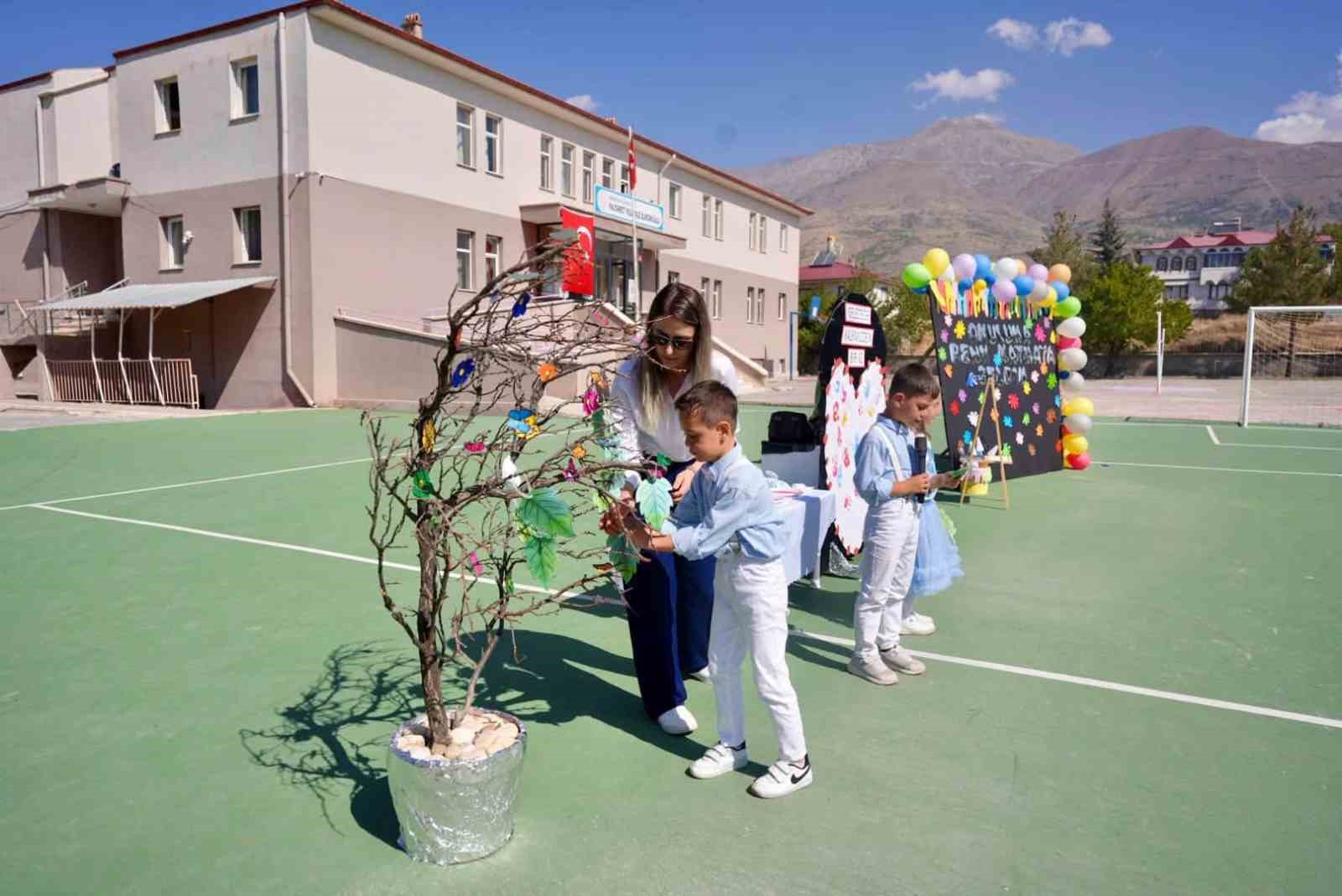 ÜZÜMLÜ’DE İLKÖĞRETİM HAFTASI KUTLANDI