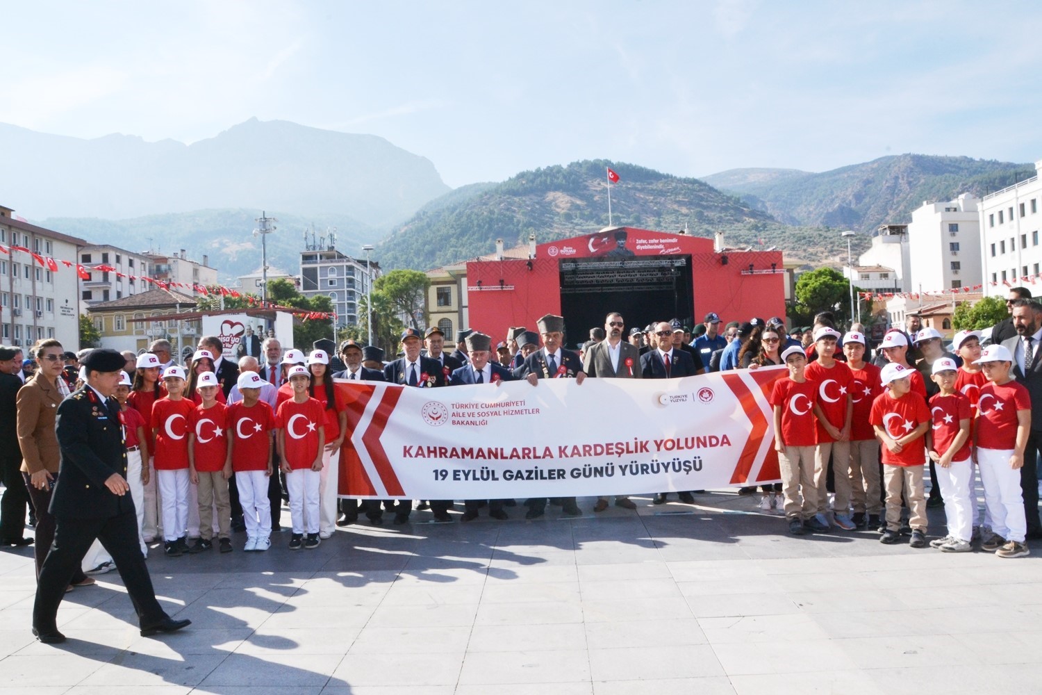 MANİSA'DA 19 EYLÜL GAZİLER GÜNÜ DOLAYISIYLA DÜZENLENEN TÖRENİN ARDINDAN, GAZİLERİN DE KATILIMIYLA ŞEHİTLİKLERE KADAR ARAÇLI KORTEJ GERÇEKLEŞTİRİLDİ.