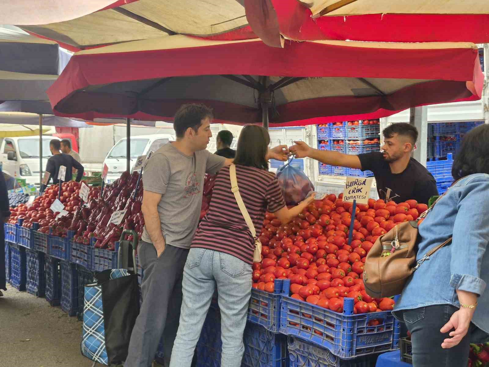 İSTANBUL MERKEZLİ 22 İLDE YAŞ SEBZE VE MEYVE PİYASASINDA FAHİŞ FİYAT UYGULAYAN ARACILARA YÖNELİK DÜZENLENEN OPERASYON, ESKİŞEHİR'DEKİ VATANDAŞLAR VE PAZARCI ESNAFI TARAFINDAN MEMNUNİYETLE KARŞILANDI.
