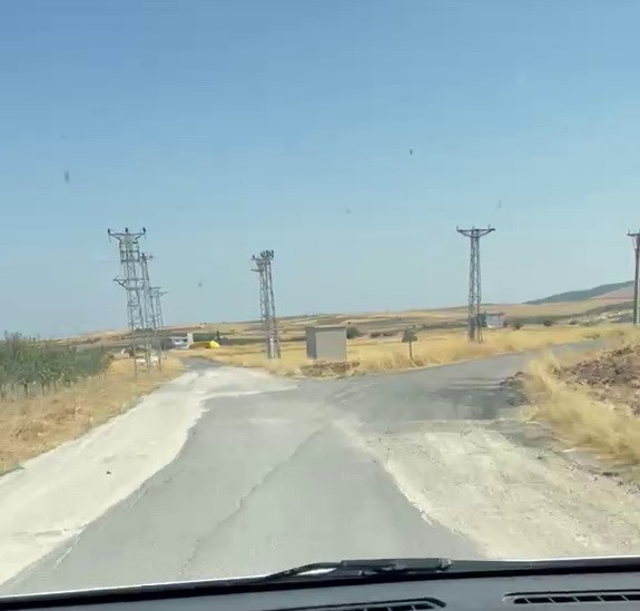 ADIYAMAN MERKEZE BAĞLI BEBEK KÖYÜ’NÜN ULAŞIMINI SAĞLAYAN YOLUN BOZUK VE BAKIMSIZ OLMASI VATANDAŞLARIN TEPKİSİNE NEDEN OLDU.