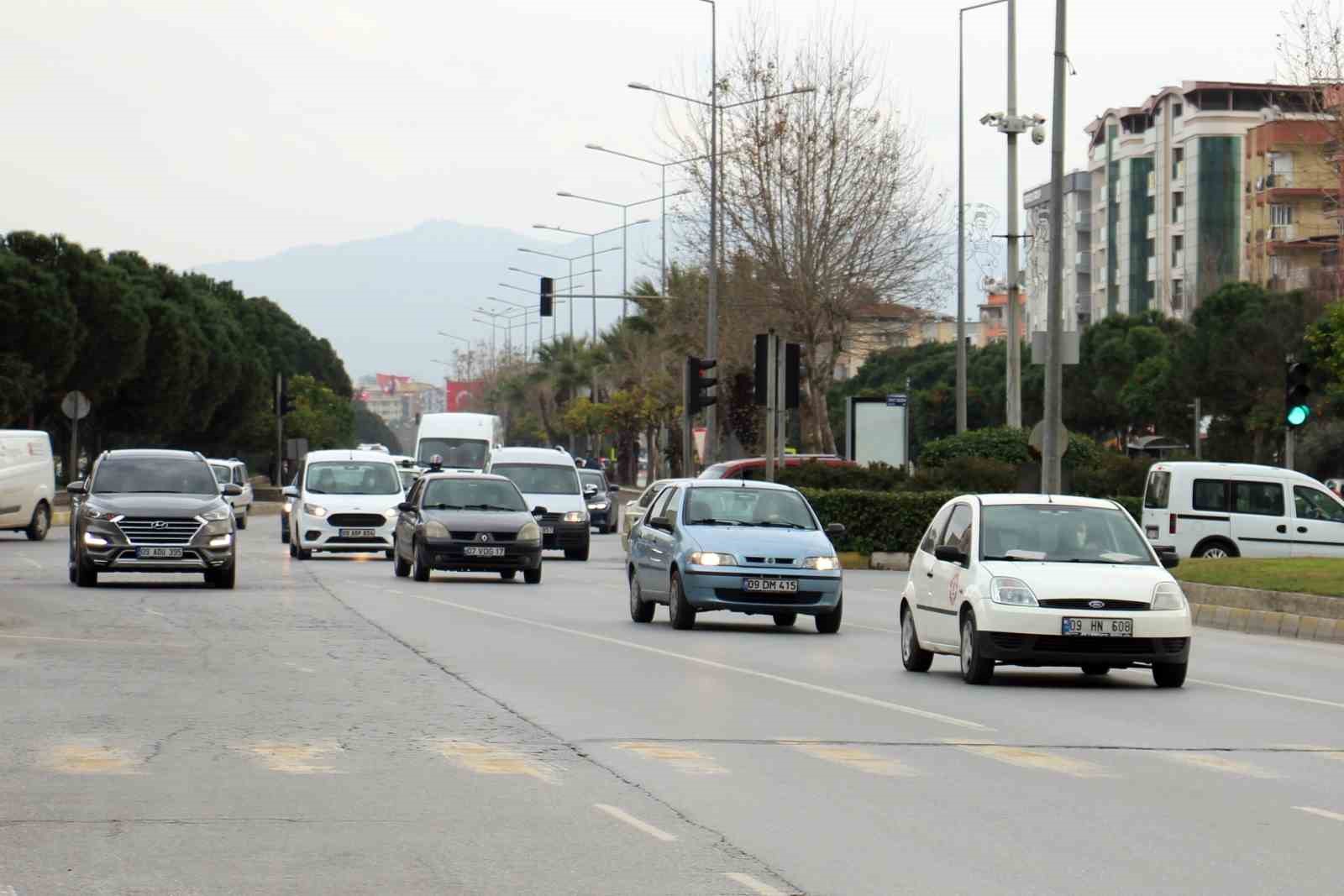 AYDIN’DA SON 10 YILDA TRAFİĞE KAYITLI ARAÇ SAYISI YÜZDE 72,25 ARTARKEN, MOTOSİKLET SAYISINDAKİ YÜZDE 130,93’LÜK YÜKSELİŞ DİKKAT ÇEKTİ. 2016 YILINDA OTOMOBİLLERİN GERİSİNDE OLAN MOTOSİKLETLER İSE 2026’DA OTOMOBİLLERİ SOLLADI.