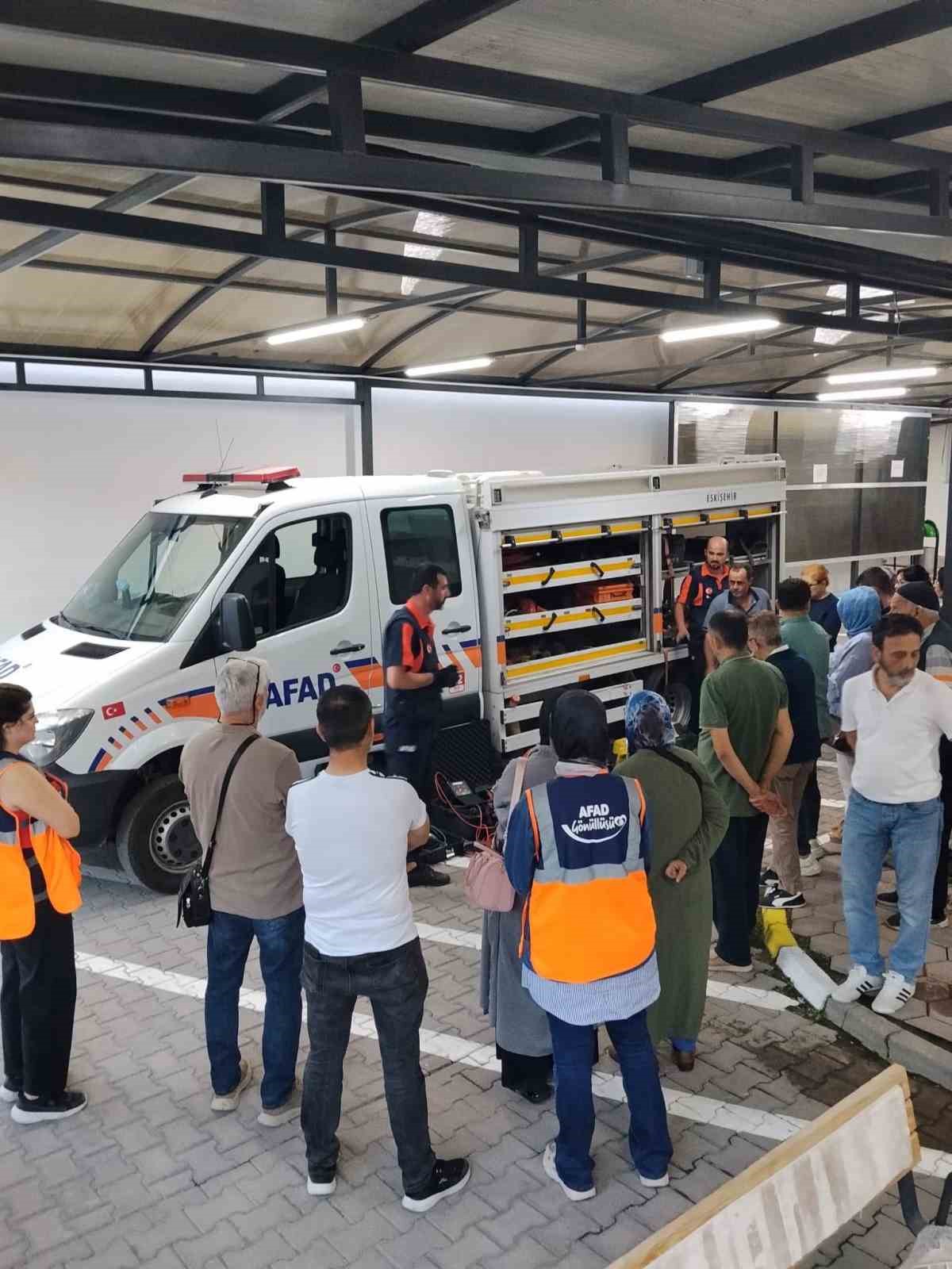 ESKİŞEHİR İL AFET VE ACİL DURUM MÜDÜRLÜĞÜ (AFAD) EKİPLERİ, MAHALLE AFET GÖNÜLLÜ EKİPLERİ PROJESİ KAPSAMINDA ŞİRİNTEPE MAHALLESİ’NDEKİ GÖNÜLLÜLERE DESTEK AFAD GÖNÜLLÜ EĞİTİMİ VERDİ.