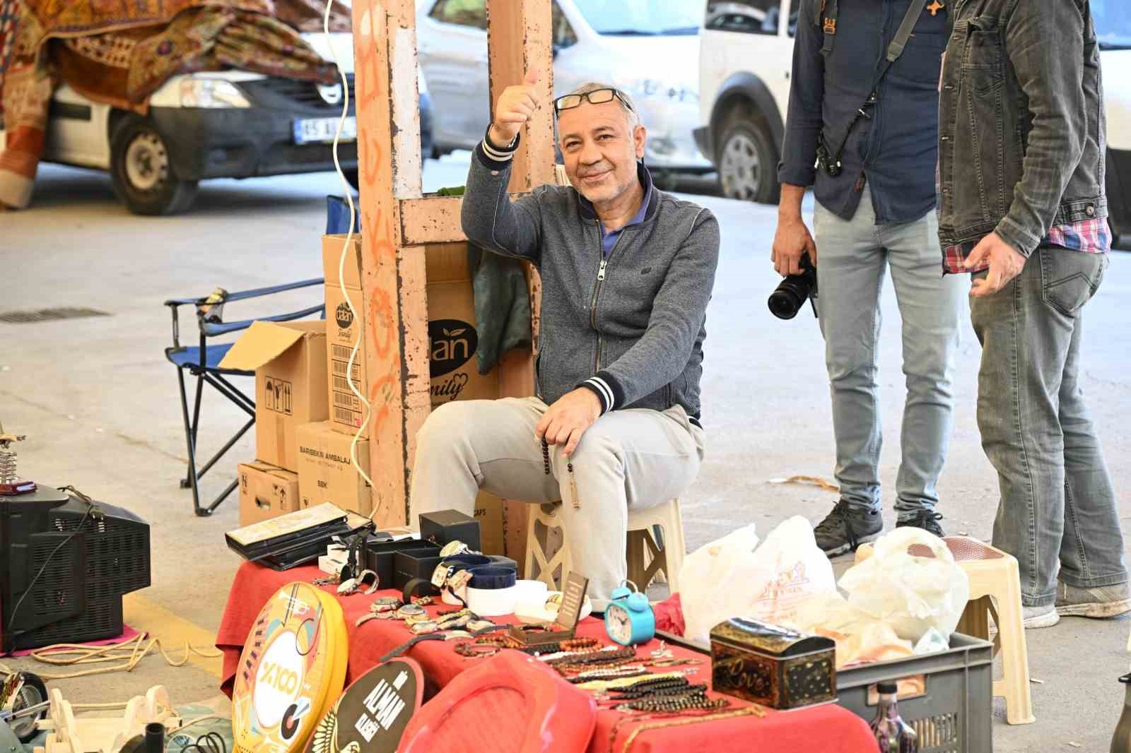 MANİSA’DA HER HAFTA KURULAN İKİNCİ EL EŞYA PAZARI, YENİ YERİNDE VATANDAŞLARLA BULUŞMAYA BAŞLADI. DAHA ÖNCE CUMA GÜNLERİ PERŞEMBE PAZARI ALANINDA KURULAN PAZAR, BUNDAN BÖYLE HER PERŞEMBE GÜNÜ LALELİ PAZAR YERİ'NDE HİZMET VERECEK.