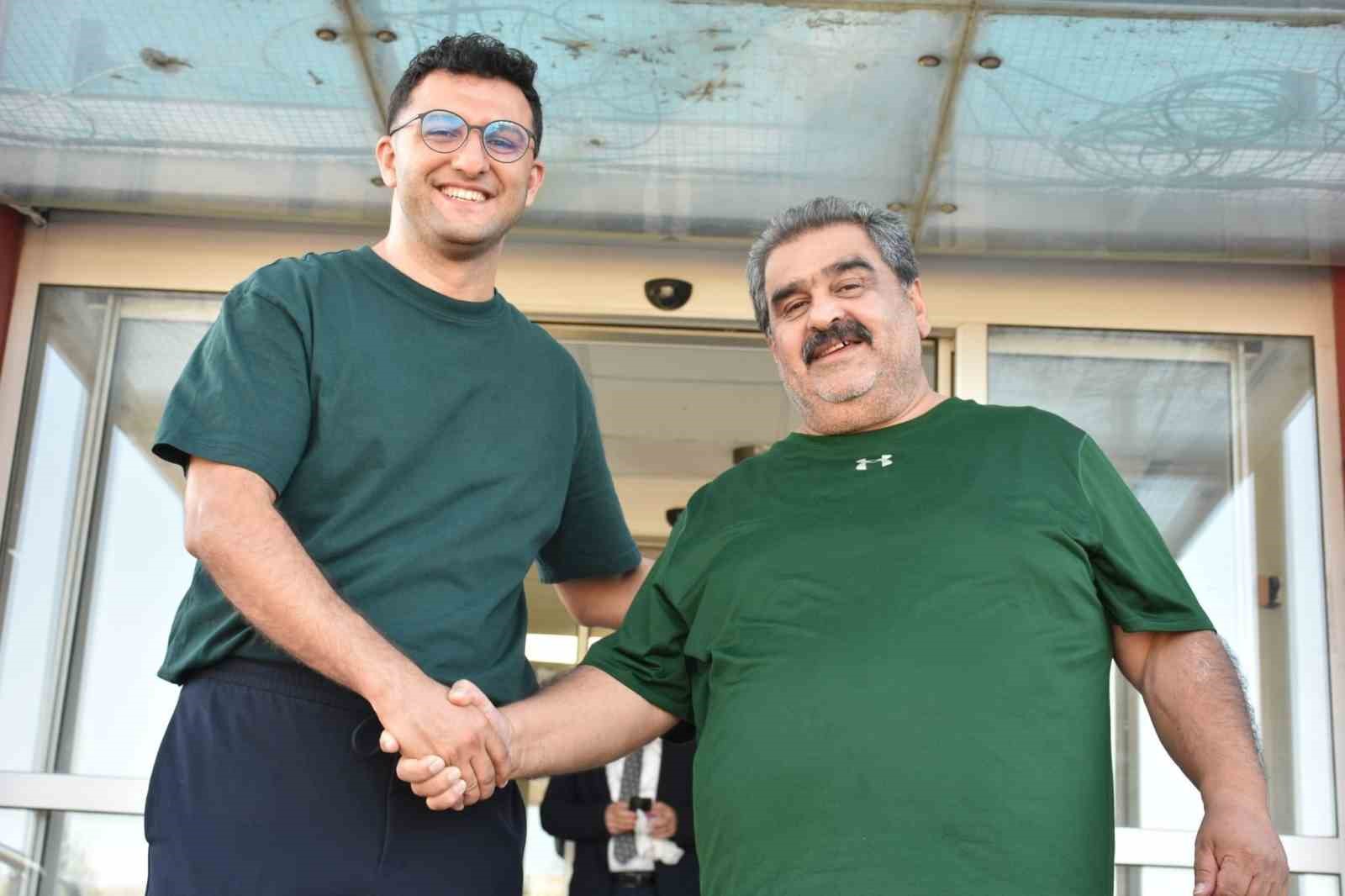 TBF ERZURUM BASKETBOL İL TEMSİLCİLİĞİNDE NÖBET DEĞİŞİMİ YAŞANDI. 15 YILDIR BU GÖREVİ ÜSTLENEN CEM CULFA, SAĞLIK SORUNLARI NEDENİYLE GÖREVİ ÖĞRENCİSİ ÖMER USLU’YA DEVRETTİ.