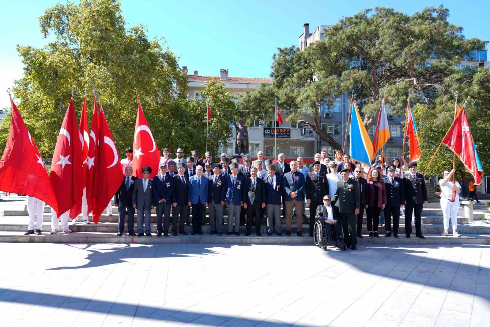 19 EYLÜL 1921’DE TÜRKİYE BÜYÜK MİLLET MECLİSİ TARAFINDAN BÜYÜK ÖNDER GAZİ MUSTAFA KEMAL ATATÜRK’E "MAREŞALLİK" RÜTBESİ İLE "GAZİLİK" UNVANININ VERİLDİĞİ TARİH OLAN 19 EYLÜL GAZİLER GÜNÜ, BURHANİYE CUMHURİYET MEYDANI’NDA DÜZENLENEN TÖRENLE KUTLANDI