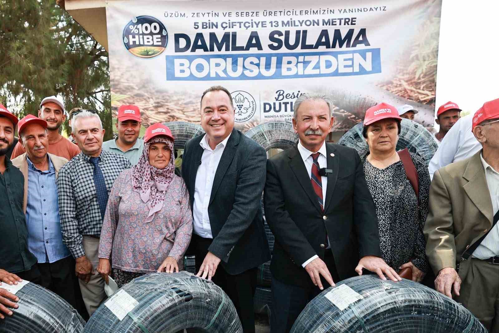 MANİSA BÜYÜKŞEHİR BELEDİYESİ, ÜRETİCİLERİN MALİYETLERİNİ AZALTMAK VE TARIMSAL SULAMADA SU TASARRUFUNU ARTIRMAK AMACIYLA HAYATA GEÇİRDİĞİ DAMLAMA SULAMA DESTEĞİNİ SÜRDÜRÜYOR.