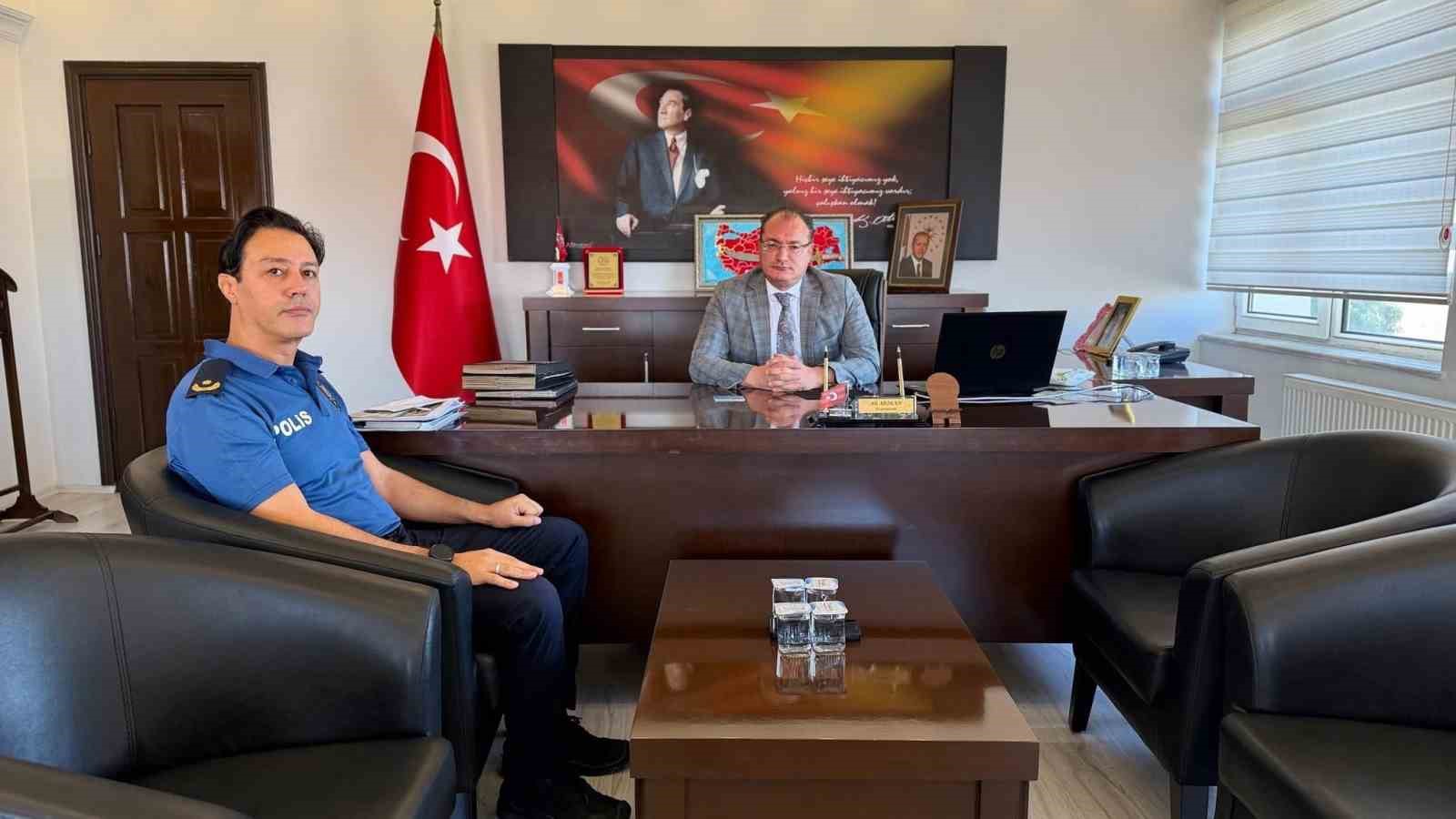 AFYONKARAHİSAR’IN BOLVADİN İLÇESİNE ATANAN VE GÖREVİNE BAŞLAYAN İLÇE EMNİYET MÜDÜRÜ TAYYAR ARIKAN, BOLVADİN KAYMAKAMI ALİ ARIKAN’I MAKAMINDA ZİYARET ETTİ.