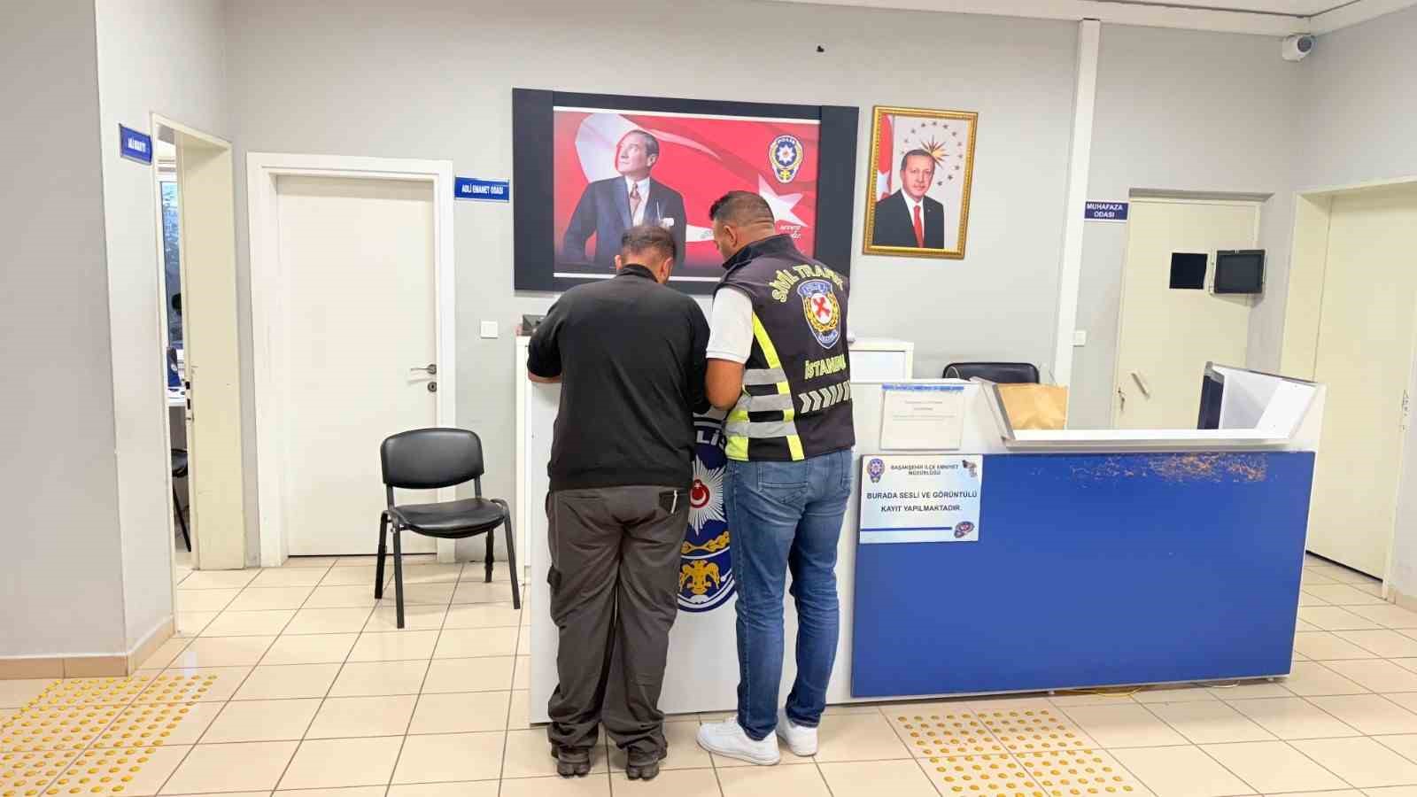 İSTANBUL BAŞAKŞEHİR'DE YAPILAN KORNA VE ANONSLARA RAĞMEN AMBULANSA YOL VERMEYEN SÜRÜCÜ YAKALANDI.