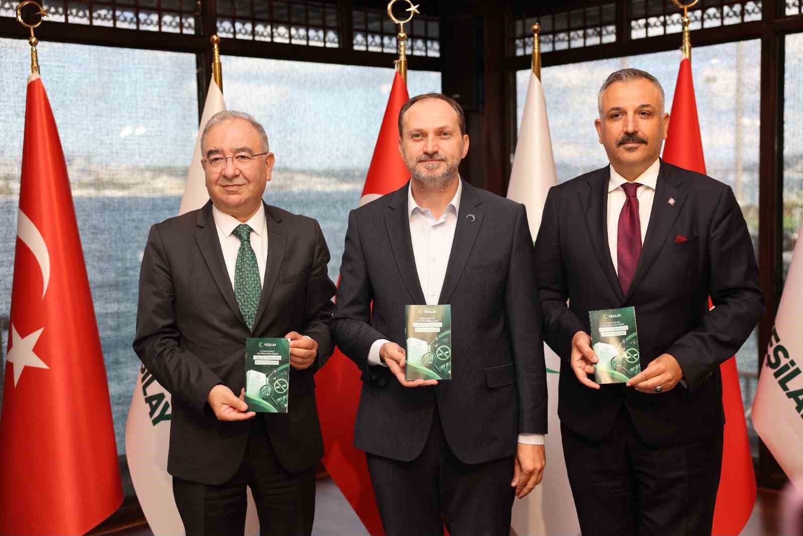 YEŞİLAY BİLİM KURULU ÜYESİ PROF. DR. TOKER ERGÜDER(SOLDA),  YEŞİLAY GENEL BAŞKANI DOÇ. DR. MEHMET DİNÇ (ORTADA), YEŞİLAY BİLİM KURULU ÜYESİ PROF. DR. H. VOLKAN KARA (SAĞDA).