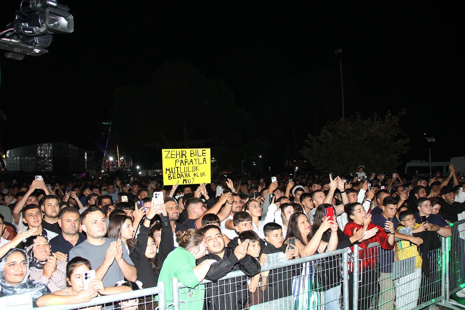 MANİSA’NIN KULA İLÇESİNİN DÜŞMAN İŞGALİNDEN KURTULUŞUNUN 104. YIL DÖNÜMÜ KAPSAMINDA DÜZENLENEN ETKİNLİKLER, SANATÇI HÜSEYİN KAĞIT’IN KONSERİYLE BAŞLADI. KUTLAMALAR KAPSAMINDA DÜZENLENEN KONSER PROGRAMINA KULA HALKI YOĞUN İLGİ GÖSTERDİ.