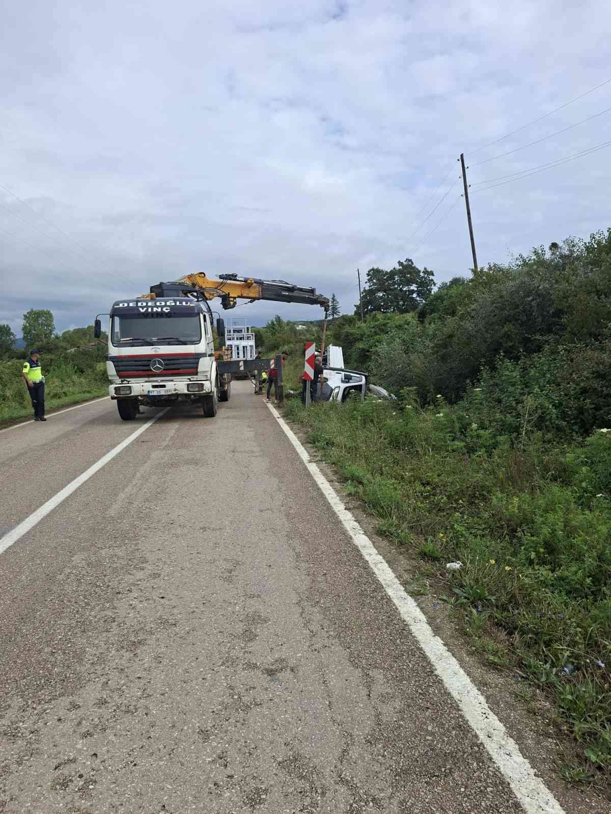 SİNOP-ERFELEK KARA YOLUNDA MEYDANA GELEN TRAFİK KAZASINDA CAM YÜKLÜ BİR KAMYONET KONTROLDEN ÇIKARAK DEVRİLDİ. KAZADA ÖLEN YA DA YARALANAN OLMADI.