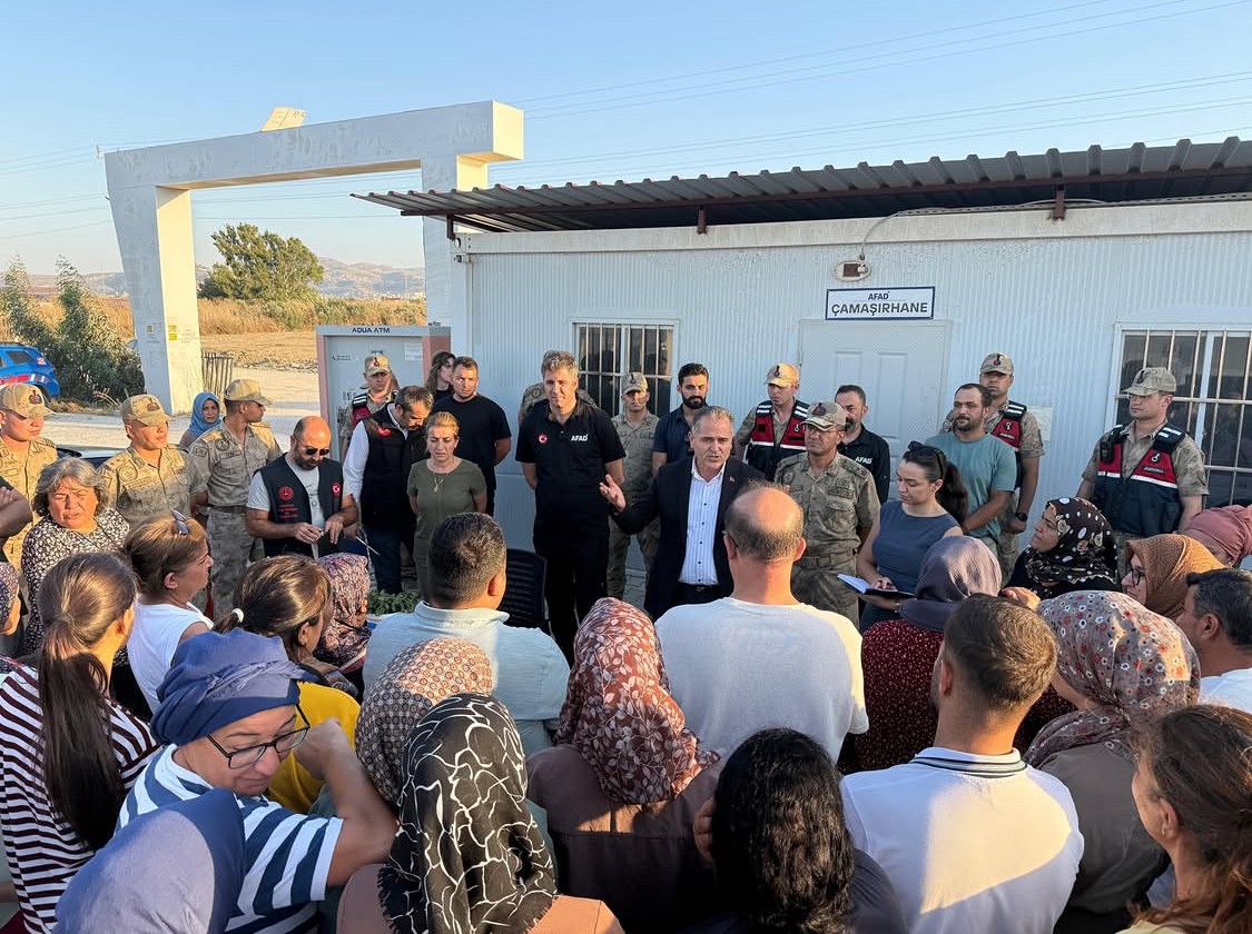 CANSUYU GEÇİCİ KONAKLAMA MERKEZİ’NDE TAHLİYE SÜRECİNE İLİŞKİN DÜZENLENEN BİLGİLENDİRME TOPLANTISINDAN GÖRÜNTÜLER.