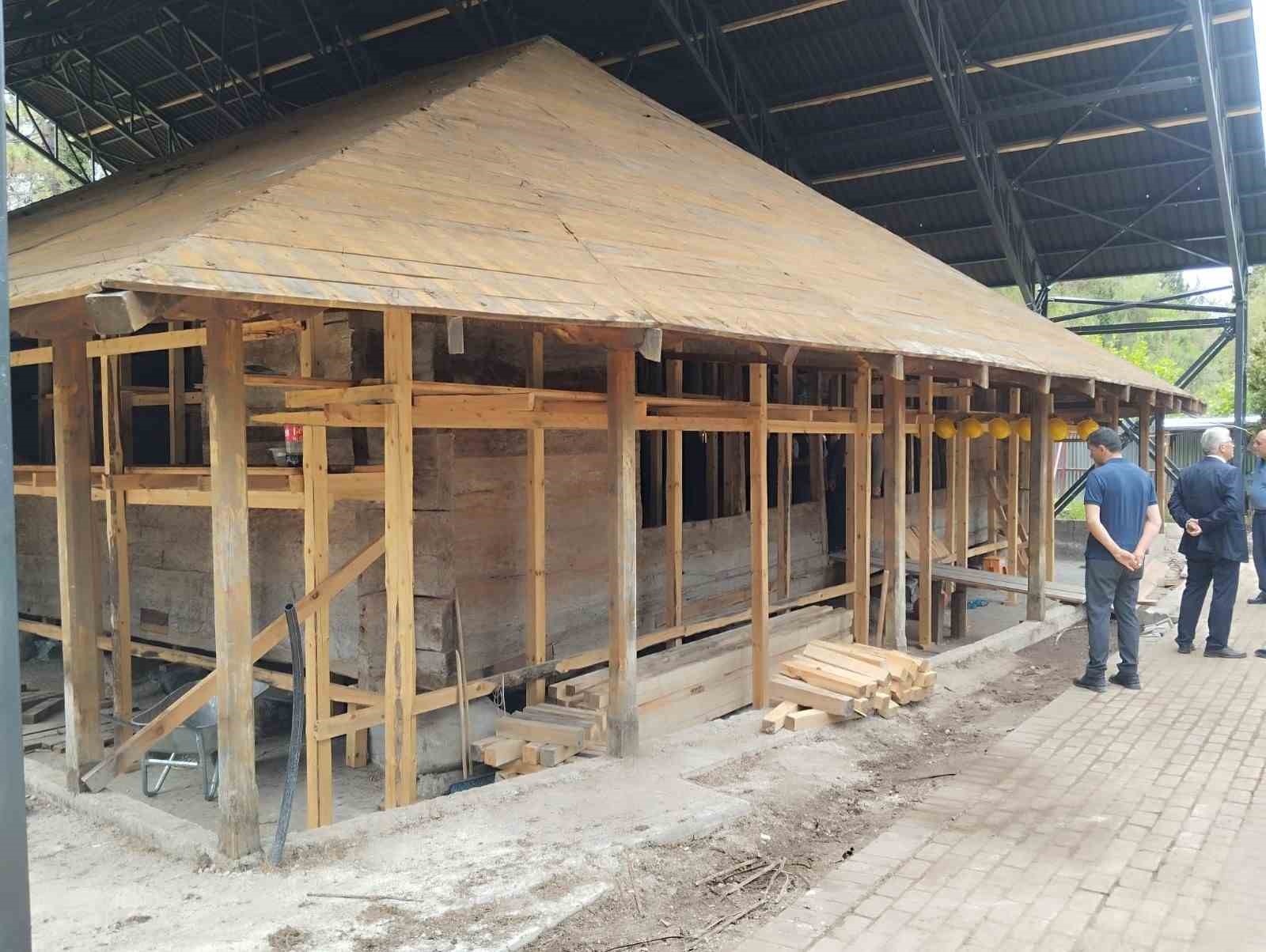 SAMSUN’UN ÇARŞAMBA İLÇESİNDE BULUNAN YAKLAŞIK 850 YILLIK GÖĞCELİ ÇİVİSİZ CAMİİ’NDE, YAPININ ÖZGÜN DOKUSUNUN KORUNARAK GELECEK NESİLLERE AKTARILMASI AMACIYLA BAŞLATILAN RESTORASYON ÇALIŞMALARI DEVAM EDİYOR.