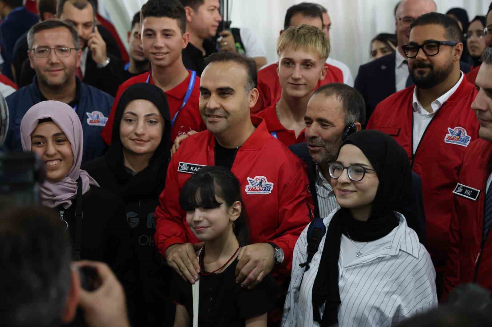 SANAYİ VE TEKNOLOJİ BAKANI MEHMET FATİH KACIR, FUAR MERKEZİNDEKİ TEKNOFEST YARIŞMA ALANINI ZİYARET ETTİ.