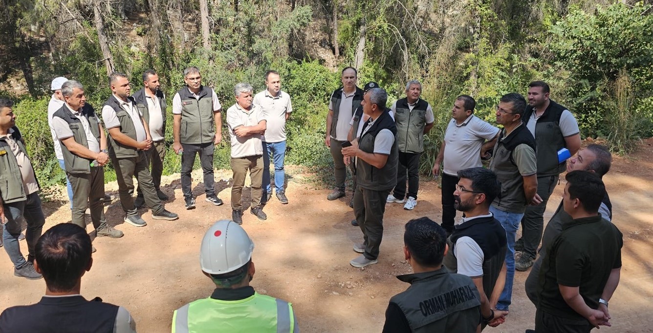 MERSİN'DE ORMANLARIN YANGINLARDAN KORUNMASI AMACIYLA YOL KENARLARINDA TEMİZLİK VE BİYOKÜTLE AZALTMA ÇALIŞMALARINA YÖNELİK EĞİTİM GERÇEKLEŞTİRİLDİ.
