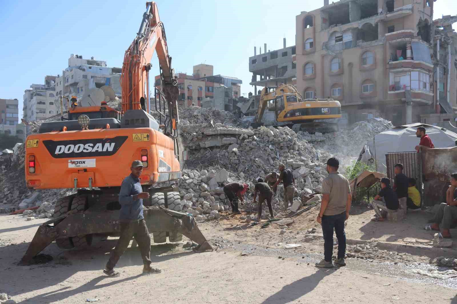 GAZZE'DE DÜN ÇÖKEN 7 KATLI BİNANIN ENKAZINDA ARAMA-KURTARMA ÇALIŞMALARI İKİNCİ GÜNDE DEVAM EDERKEN, ÇALIŞMALAR SONUCUNDA ŞU ANA KADAR 45 KİŞİ ENKAZDAN SAĞ KURTARILDI.