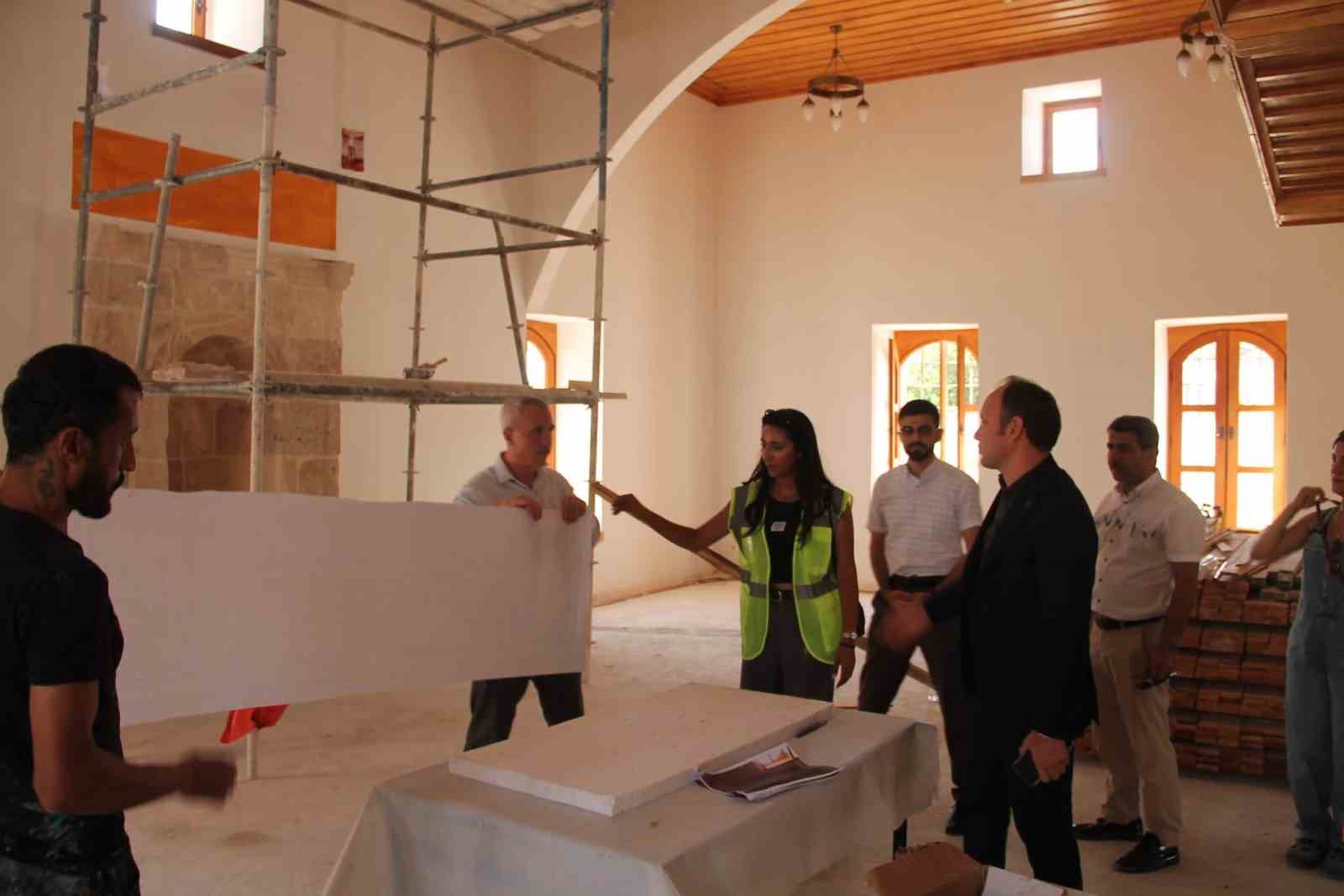 ERZİN KAYMAKAMI YUNUS EMRE AKPINAR’IN RESTORASYON ÇALIŞMALARI DEVAM EDEN MUSTAFALI CAMİSİ’NDEKİ İNCELEMELERİNDEN GÖRÜNTÜLER.
