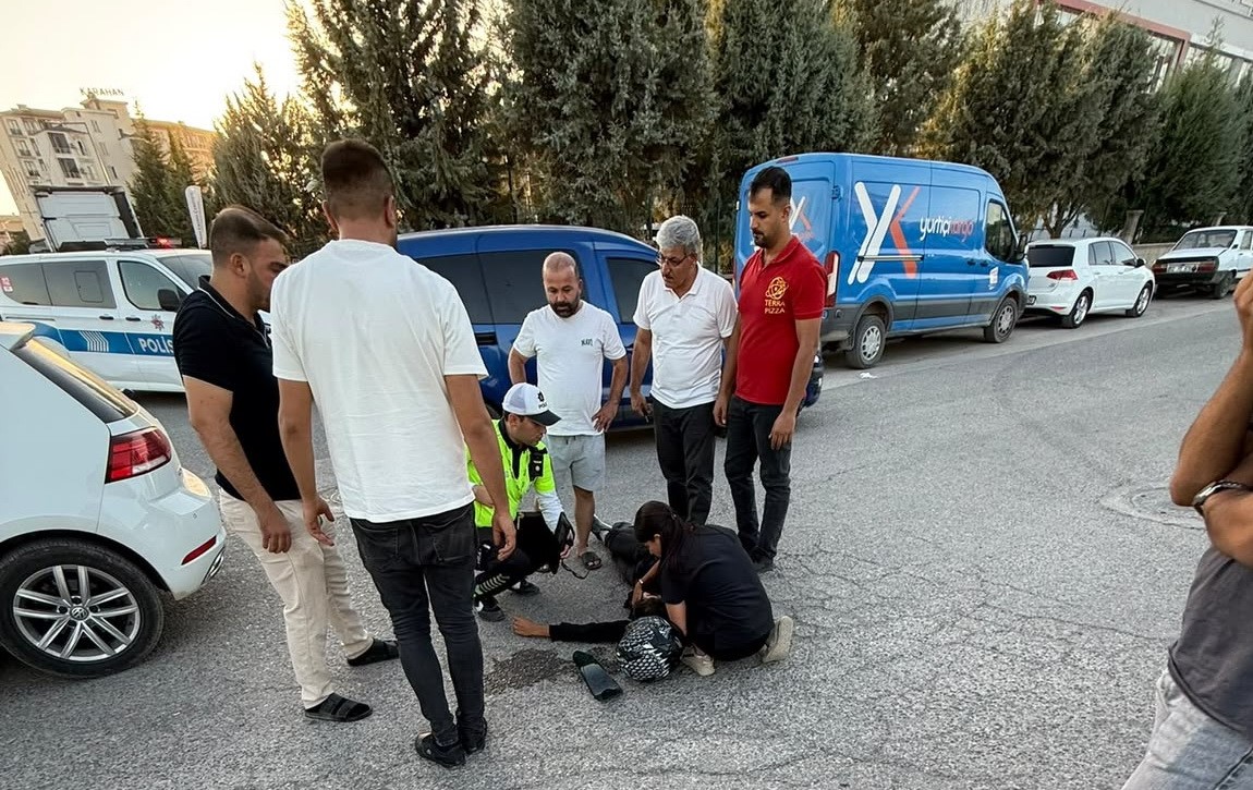 ADIYAMAN’DA, MOTOSİKLET İLE OTOMOBİLİN ÇARPIŞMASI SONUCU MEYDANA GELEN KAZADA 1 KİŞİ YARALANDI.