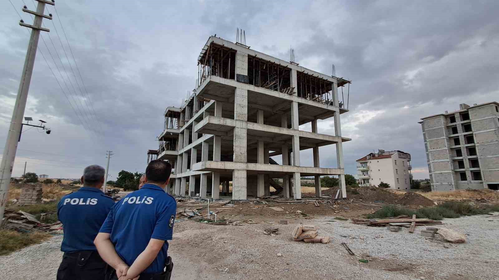 KARAMAN’DA YAPIMI DEVAM EDEN İNŞAATIN 4’ÜNCÜ KATINDAN DÜŞEN 41 YAŞINDAKİ KALIP USTASI AĞIR YARALANDI.